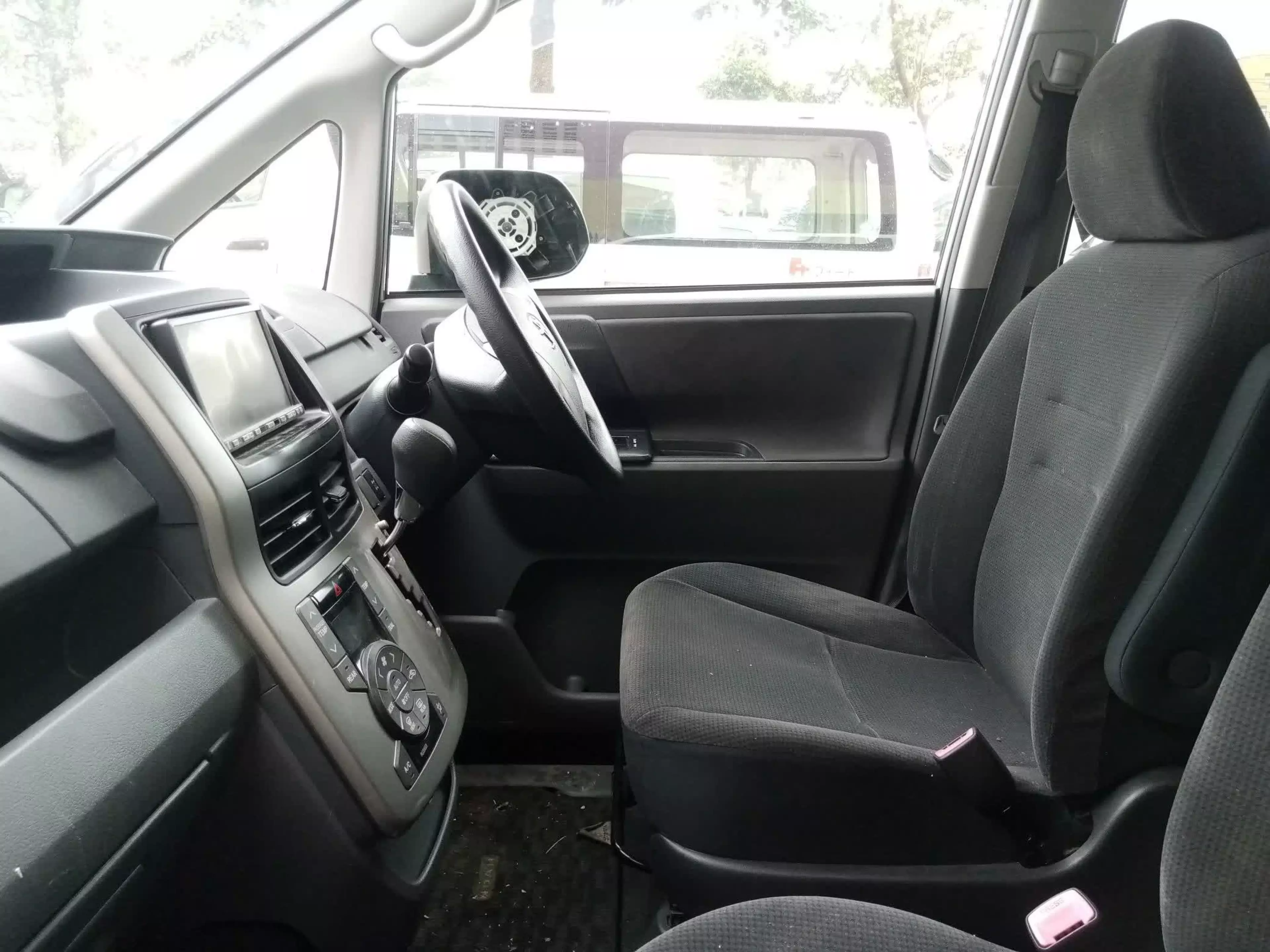 Toyota Noah   - 2009
