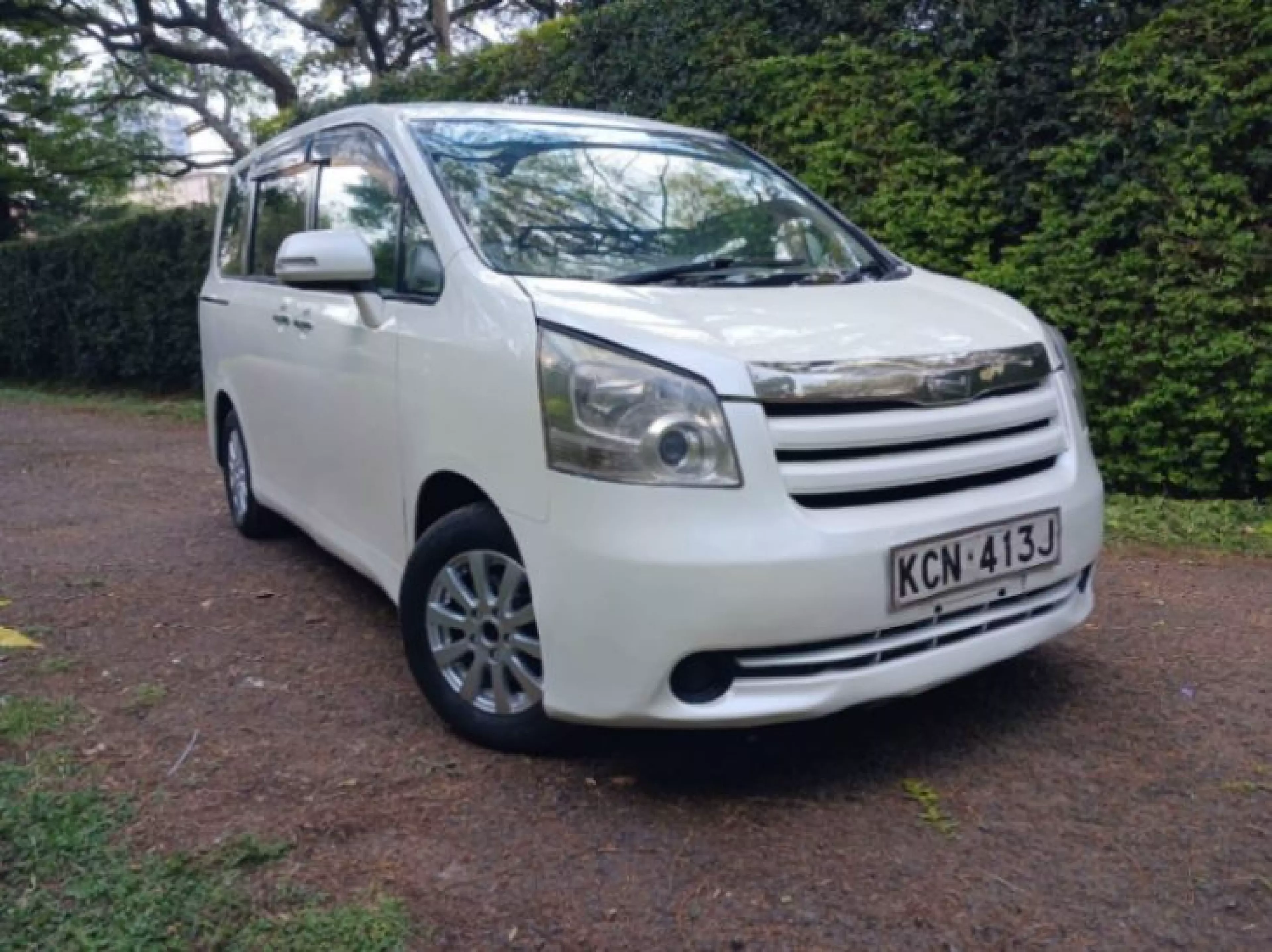 Toyota Noah - 2010