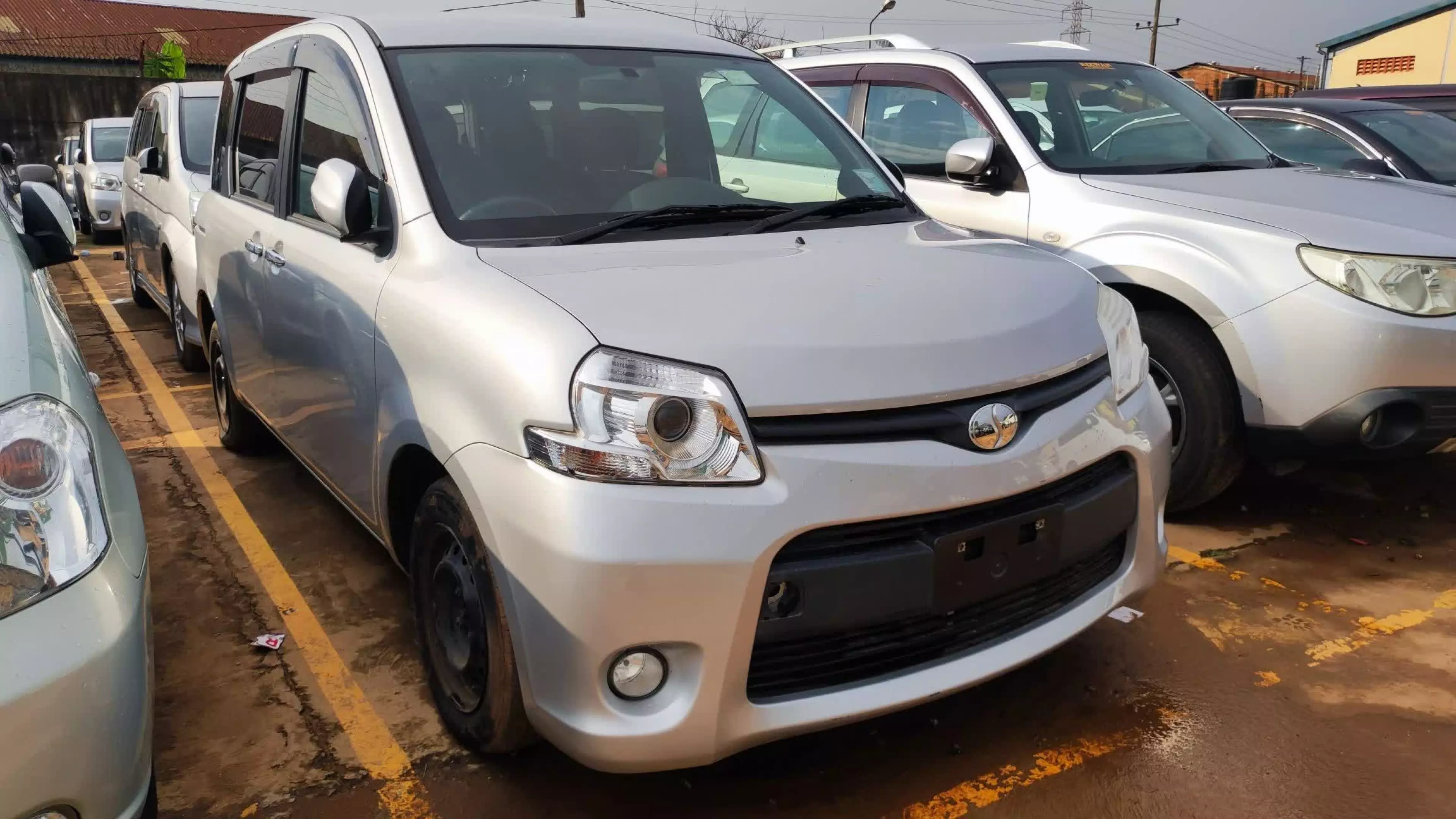 Toyota Sienta - 2013
