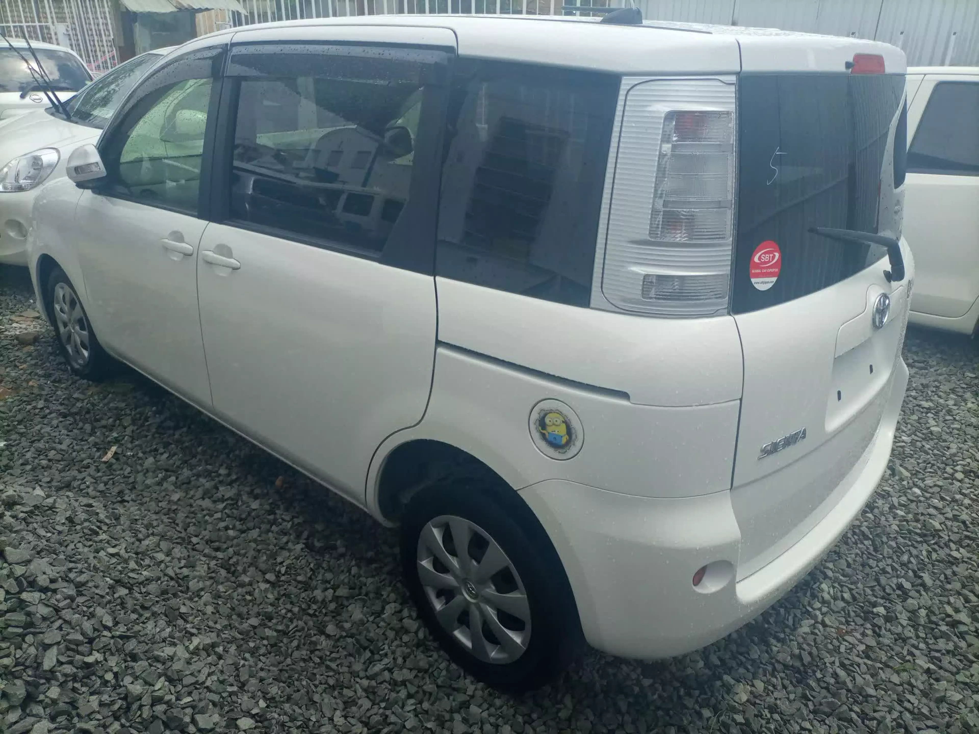 Toyota Sienta - 2015