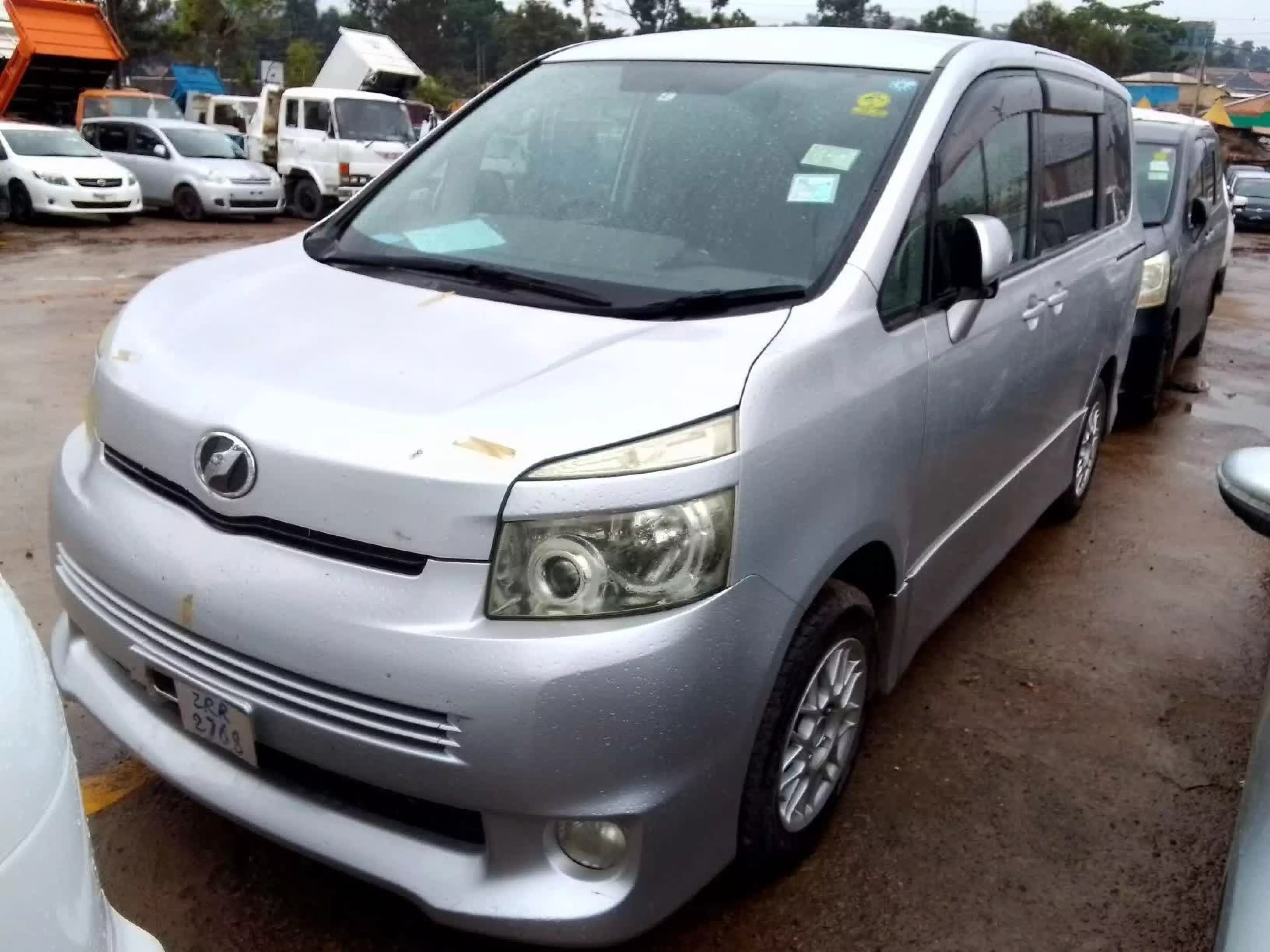 Toyota Voxy  - 2010