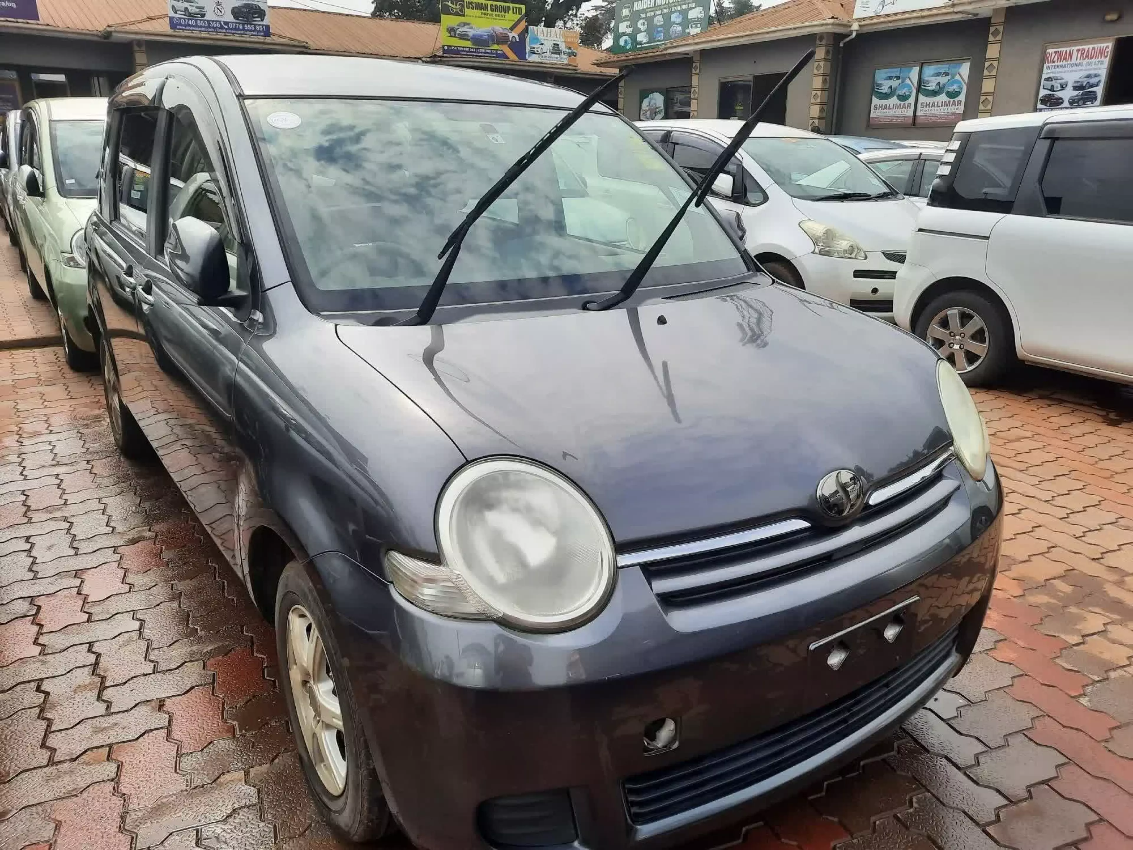 Toyota Sienta - 2009