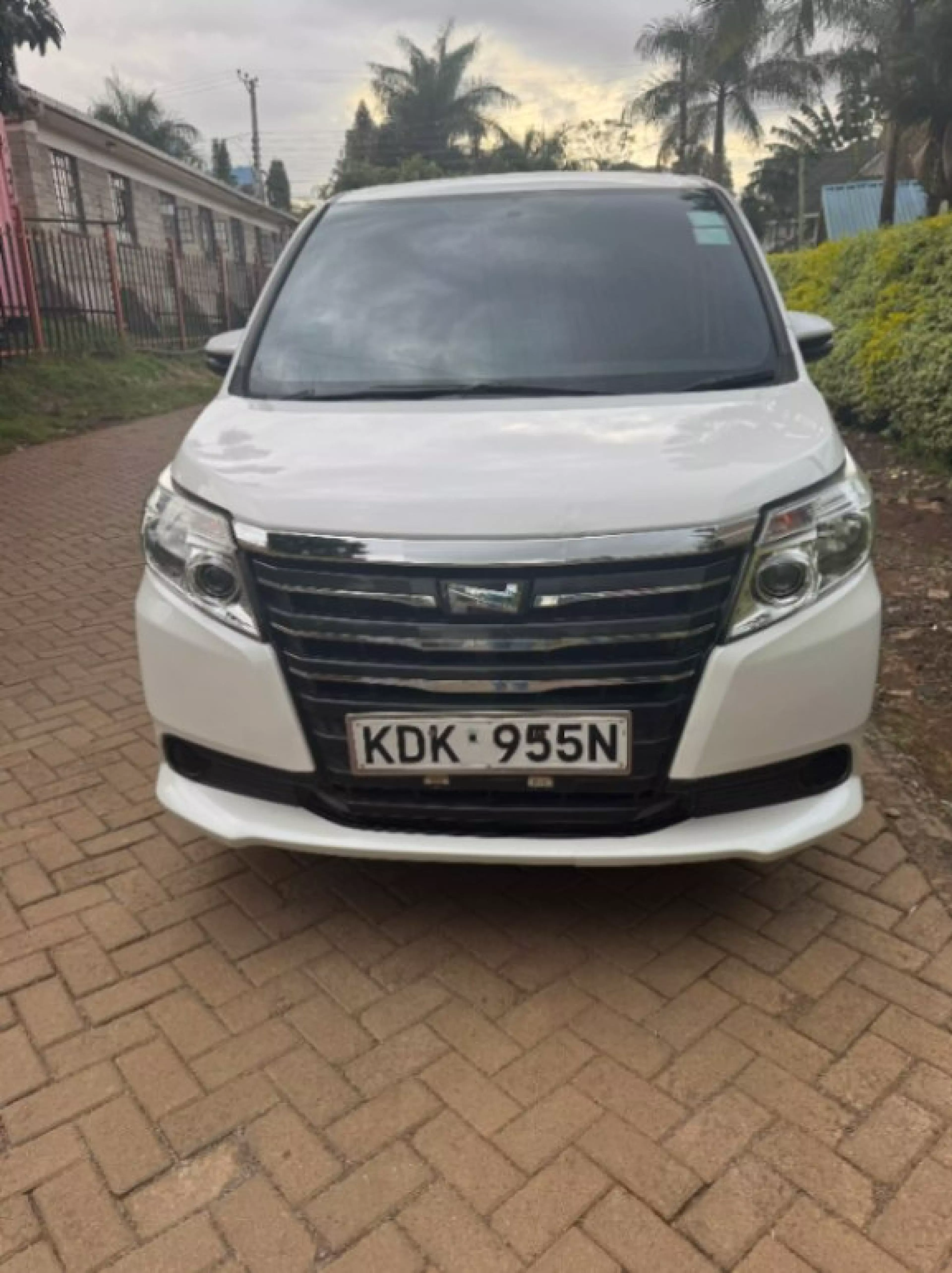 Toyota Noah - 2015