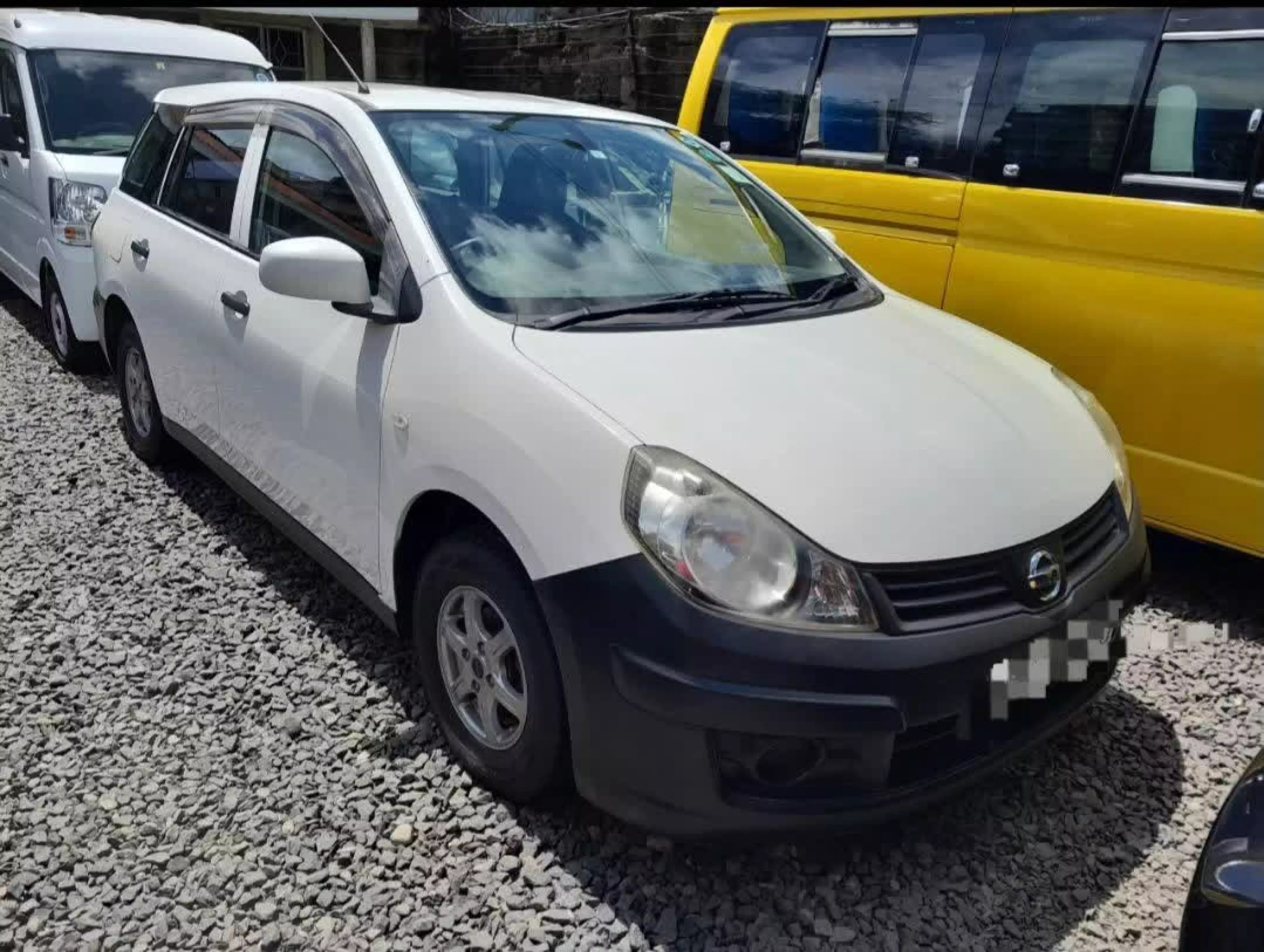 Nissan Advan  - 2015