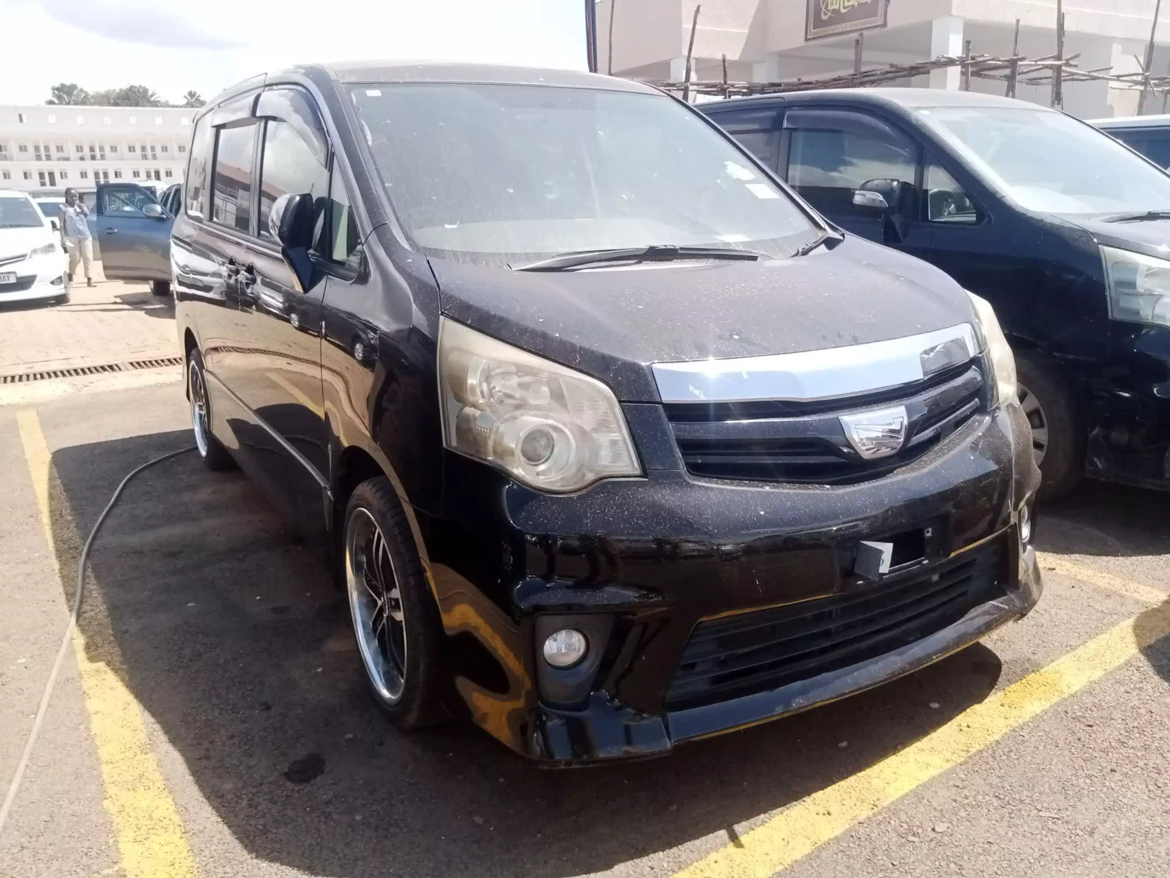 Toyota Noah - 2012