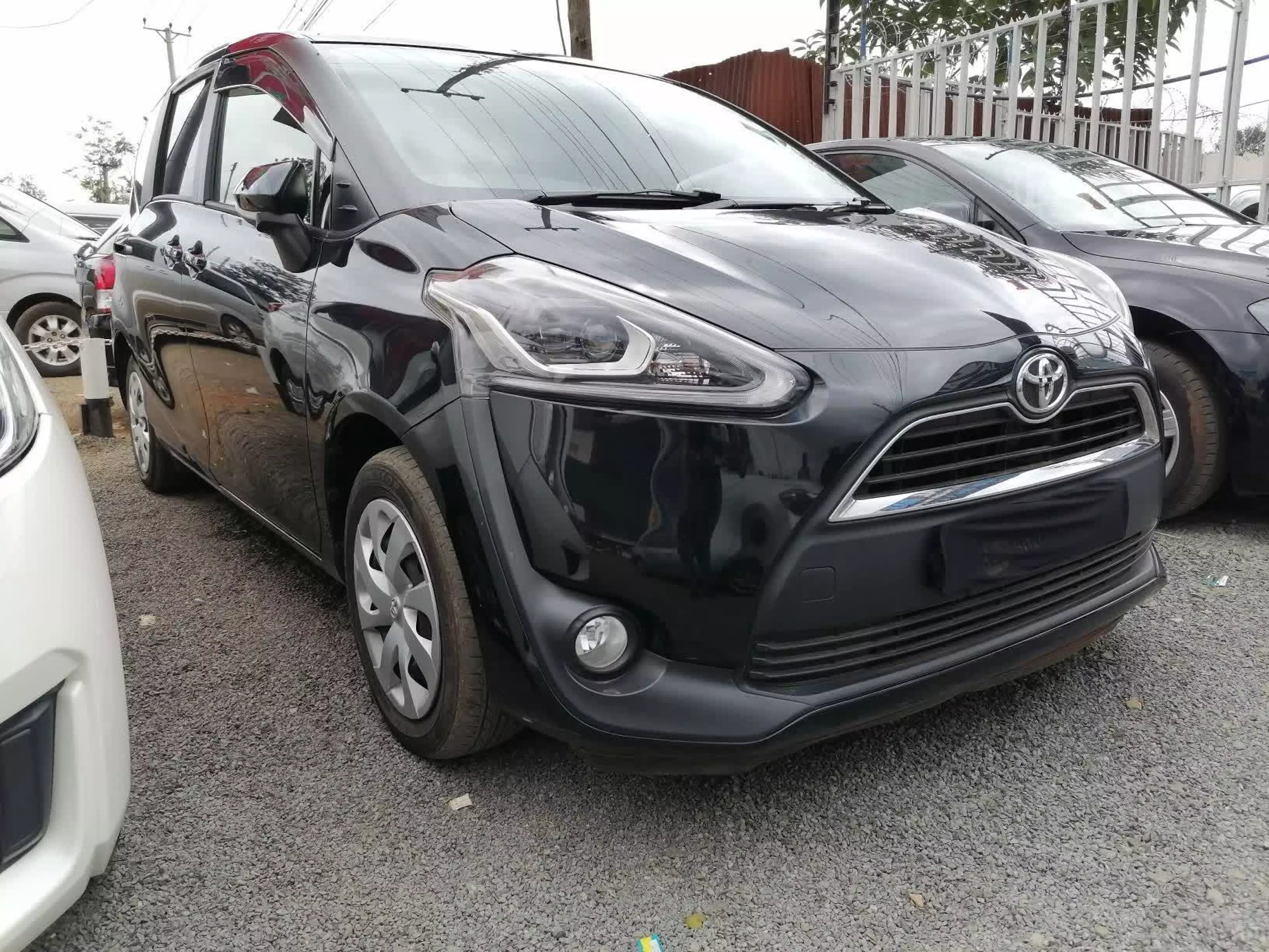 Toyota Sienta - 2016