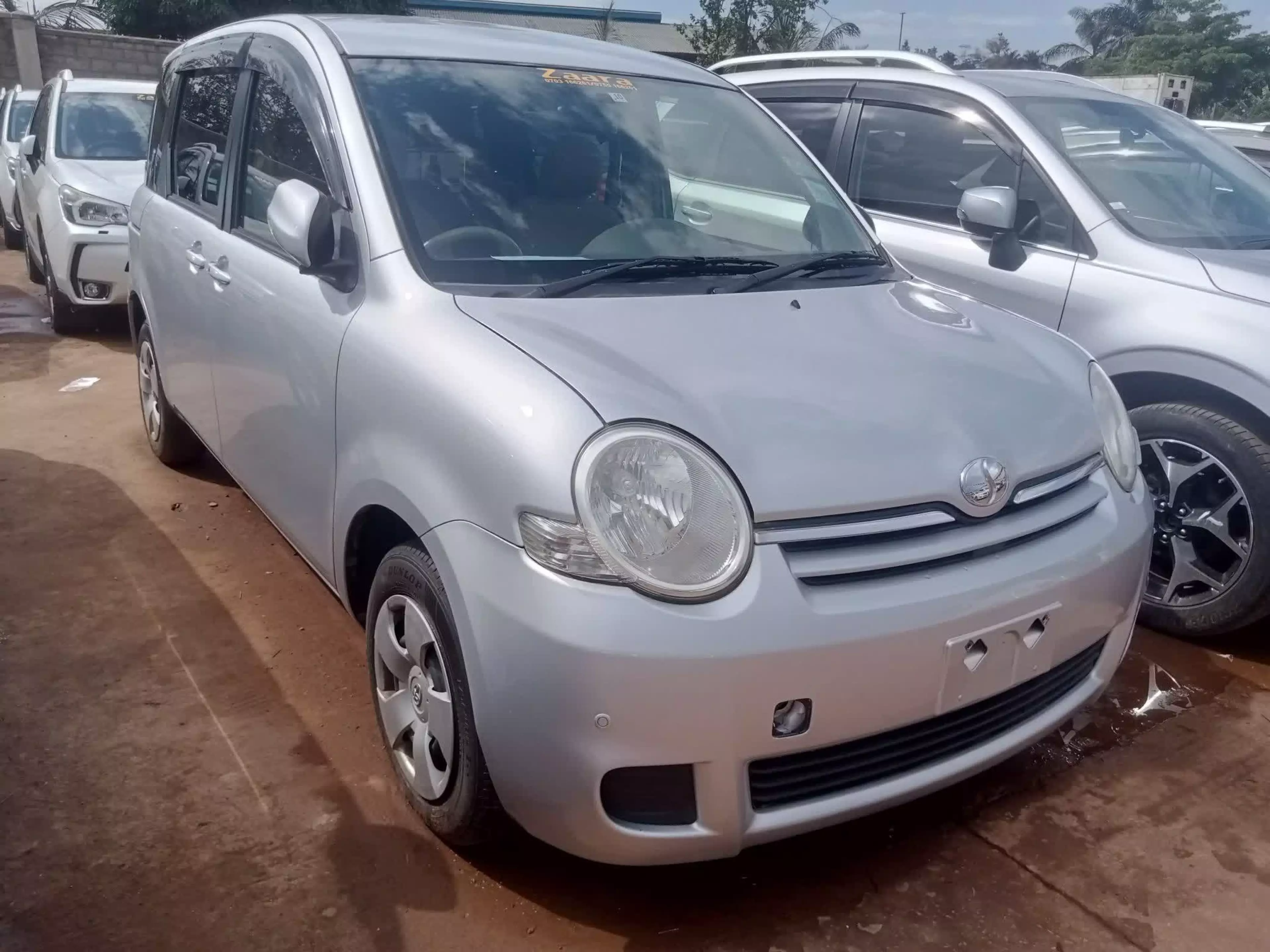 Toyota Sienta - 2010