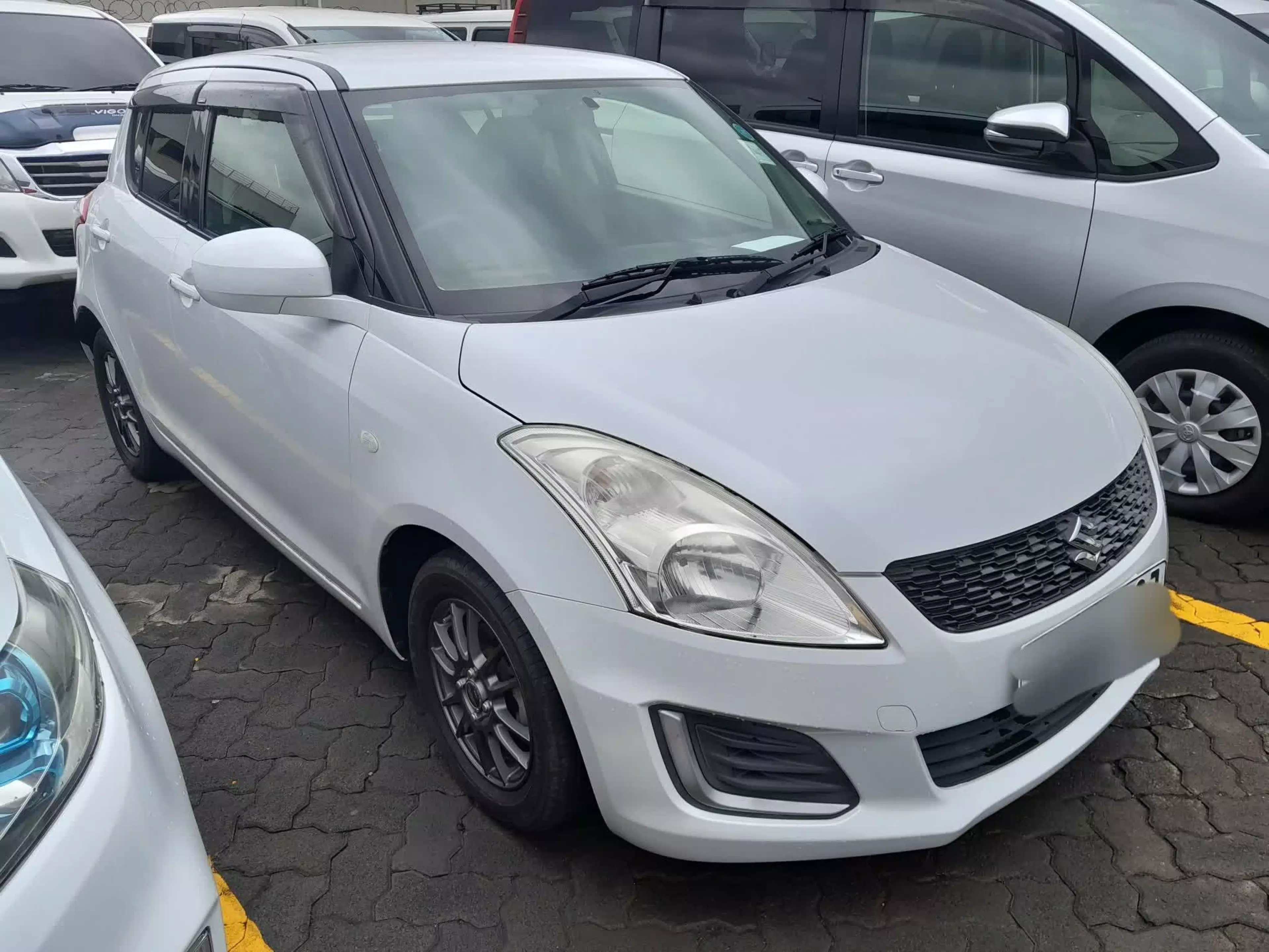 SUZUKI Swift GLX - 2015