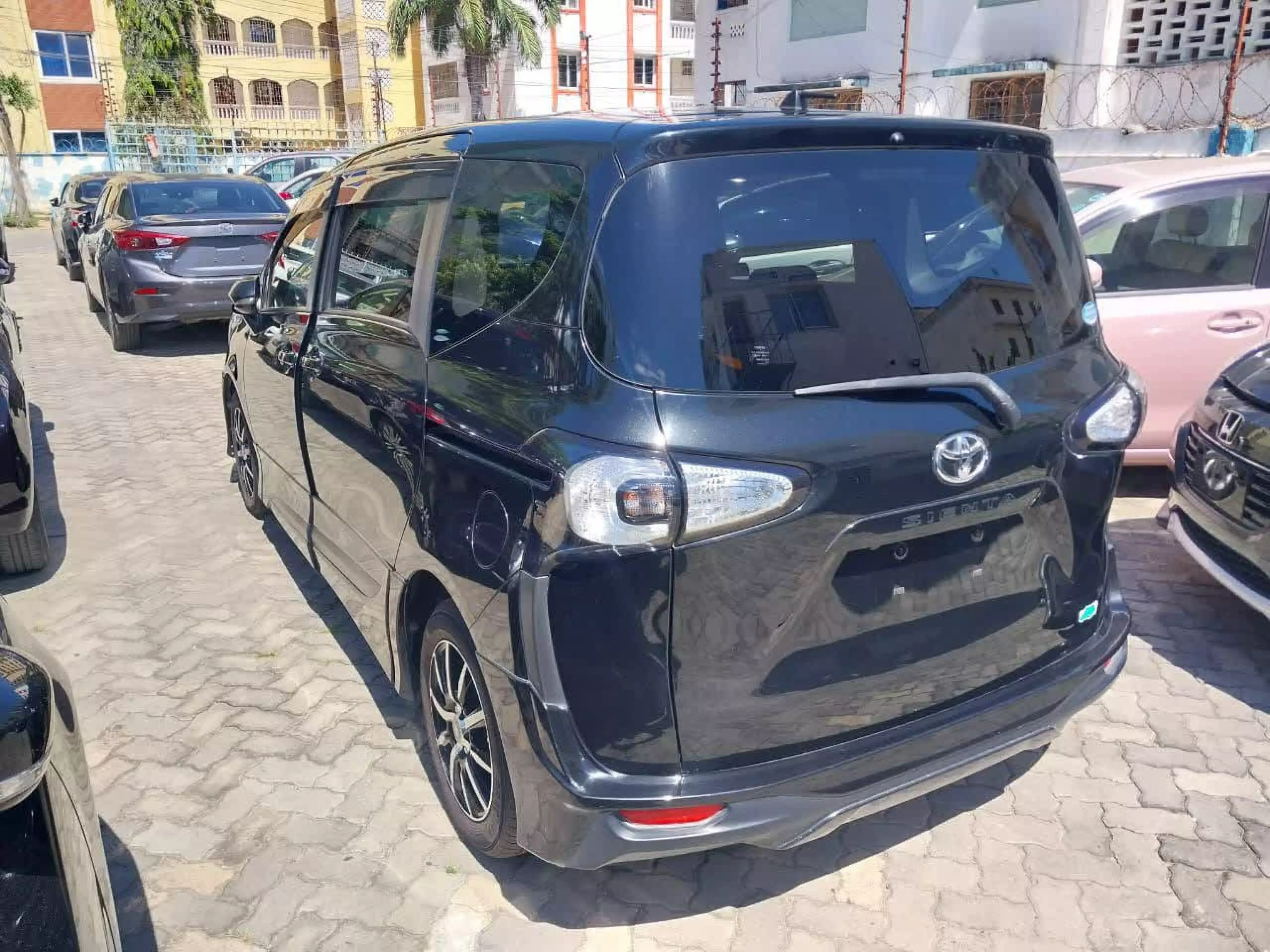 Toyota Sienta - 2015
