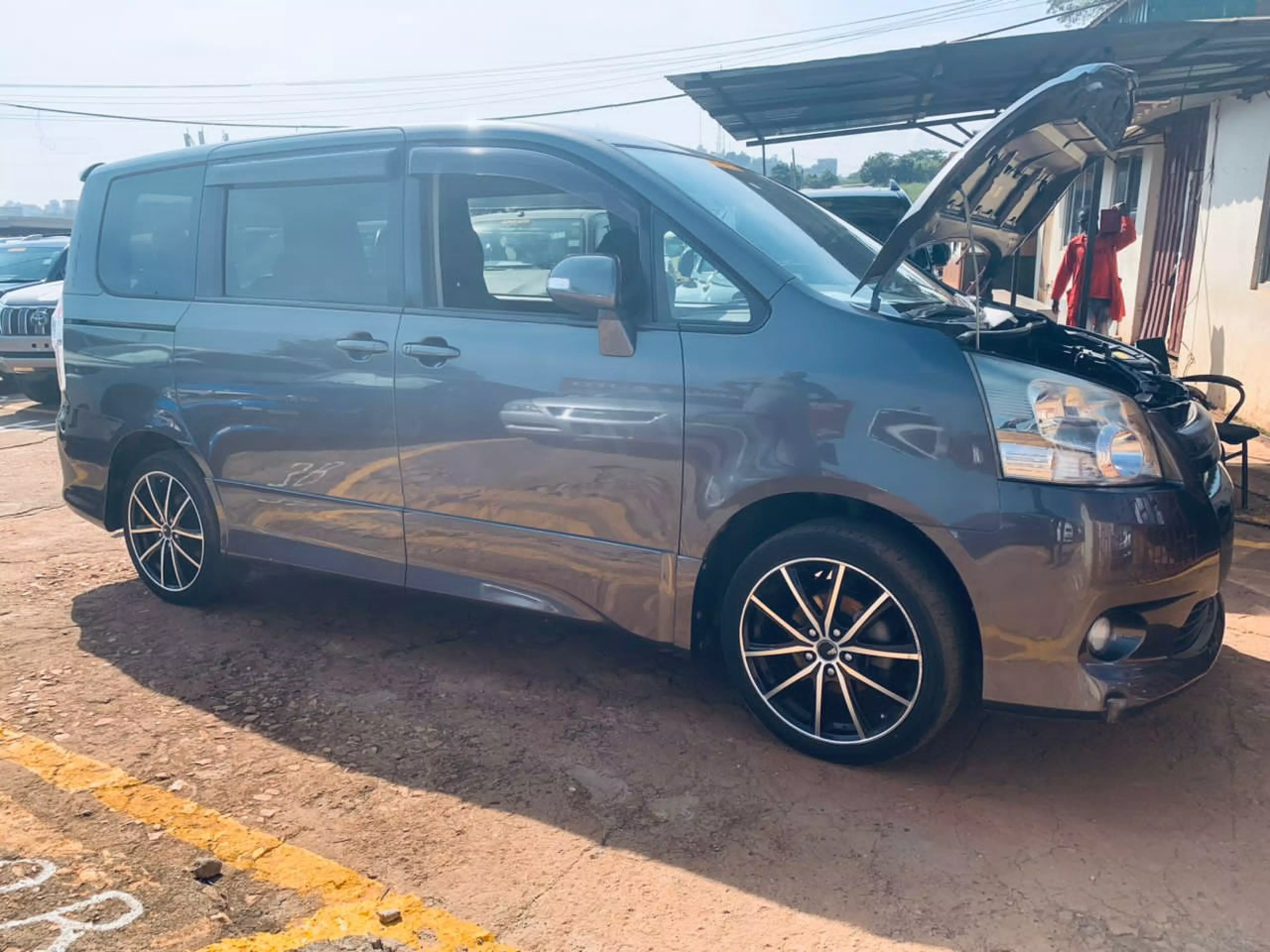 Toyota Noah - 2009