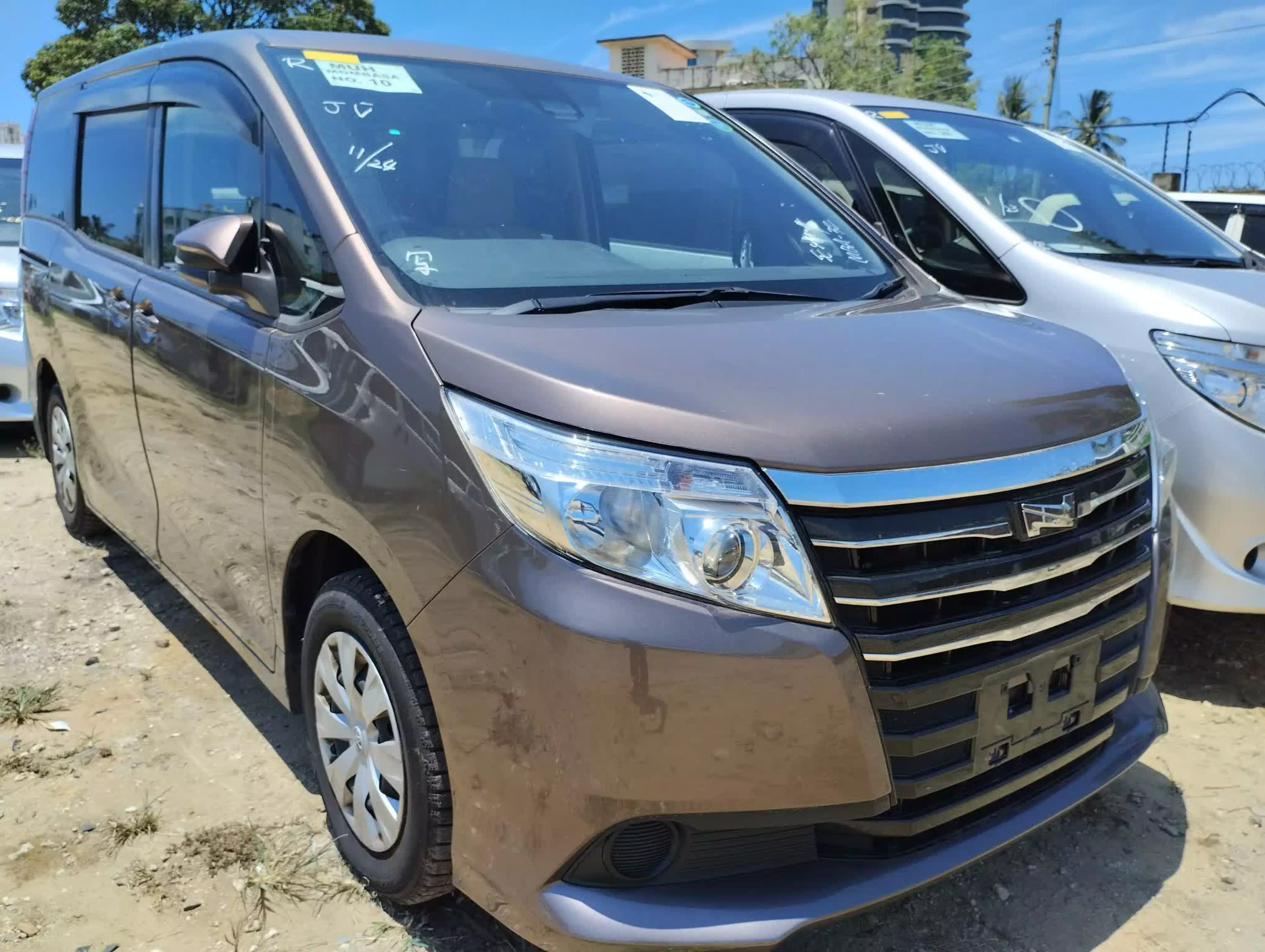 Toyota Noah - 2015