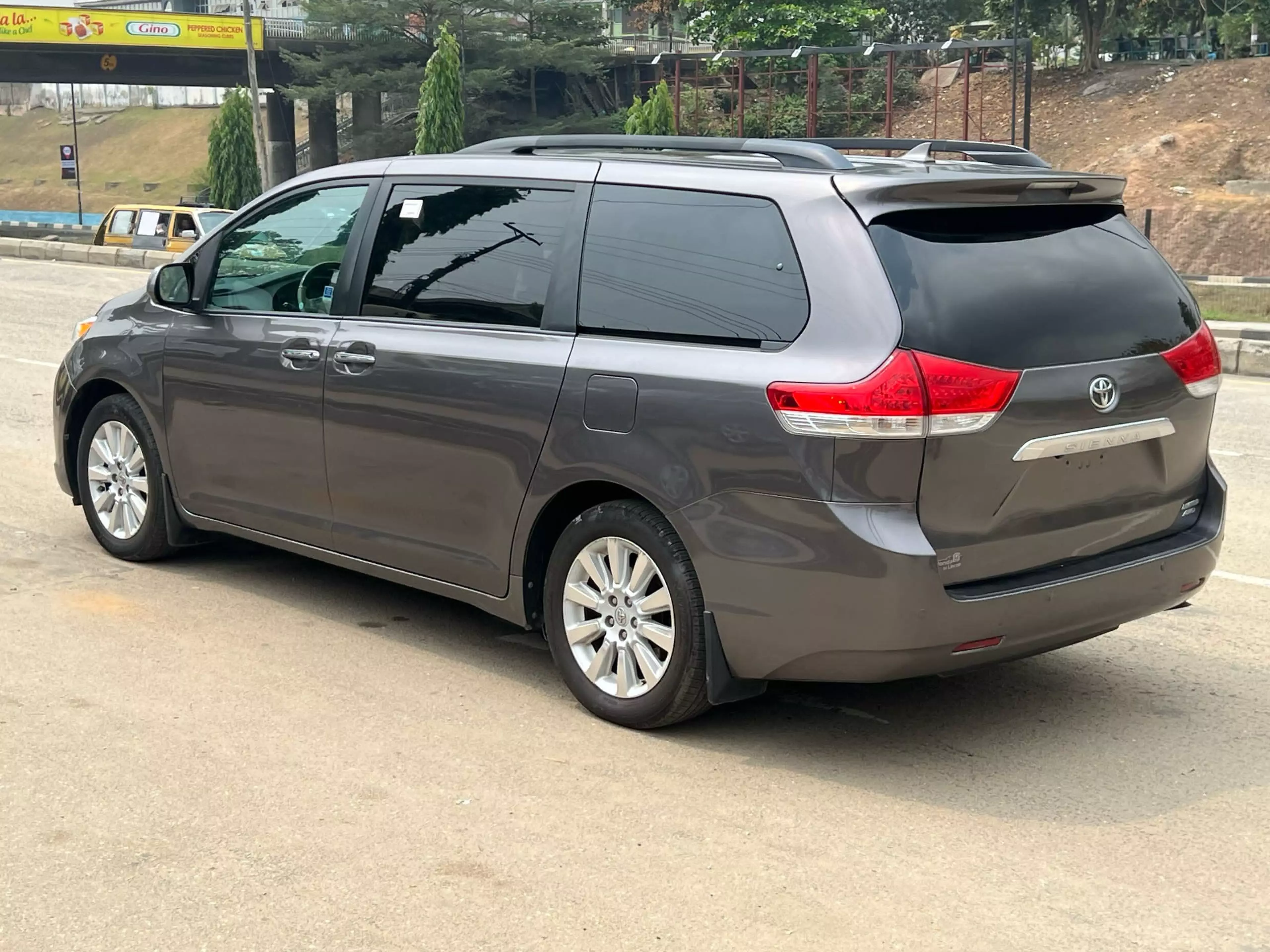 Toyota Sienna   - 2011
