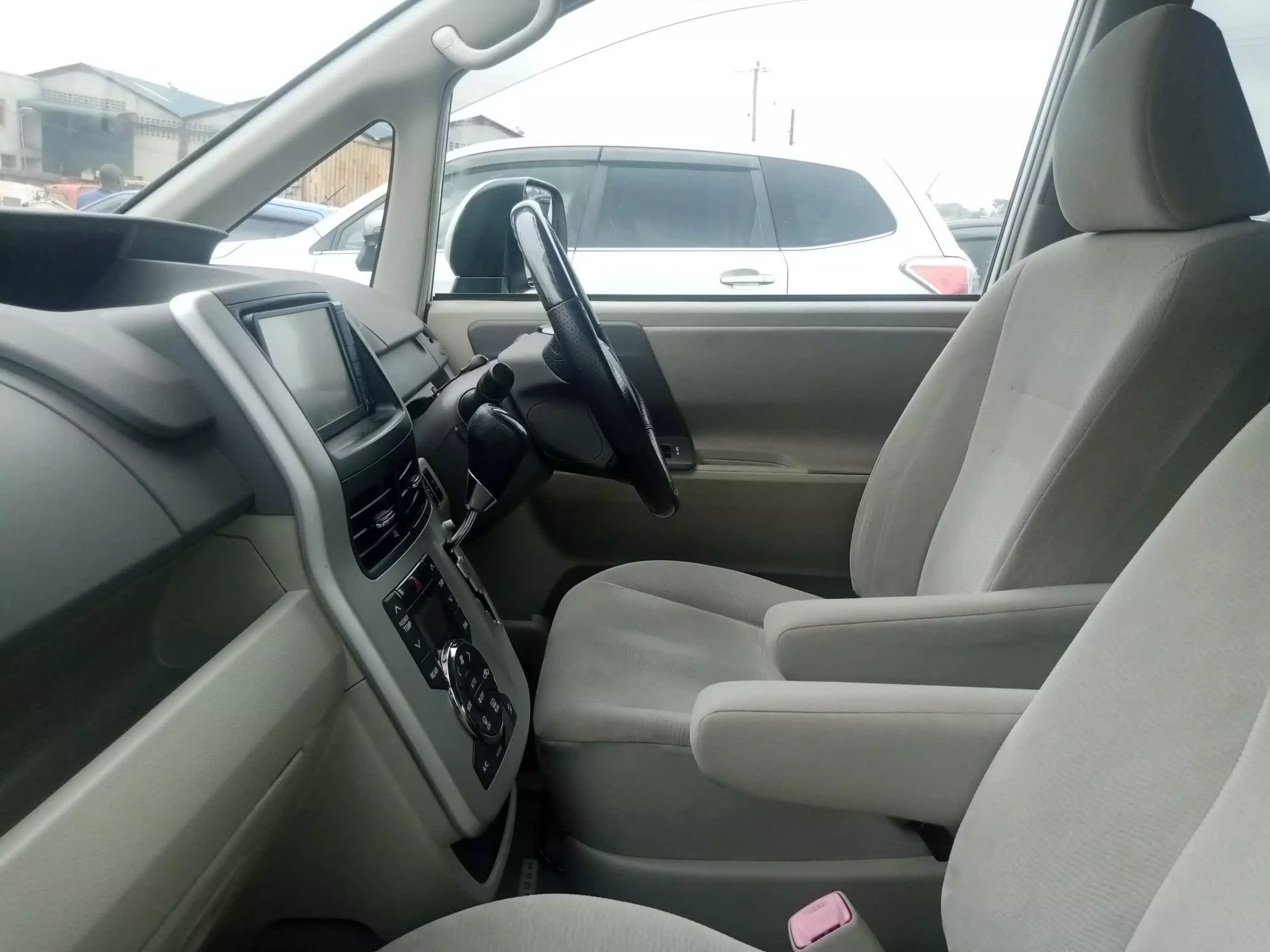 Toyota Noah   - 2010