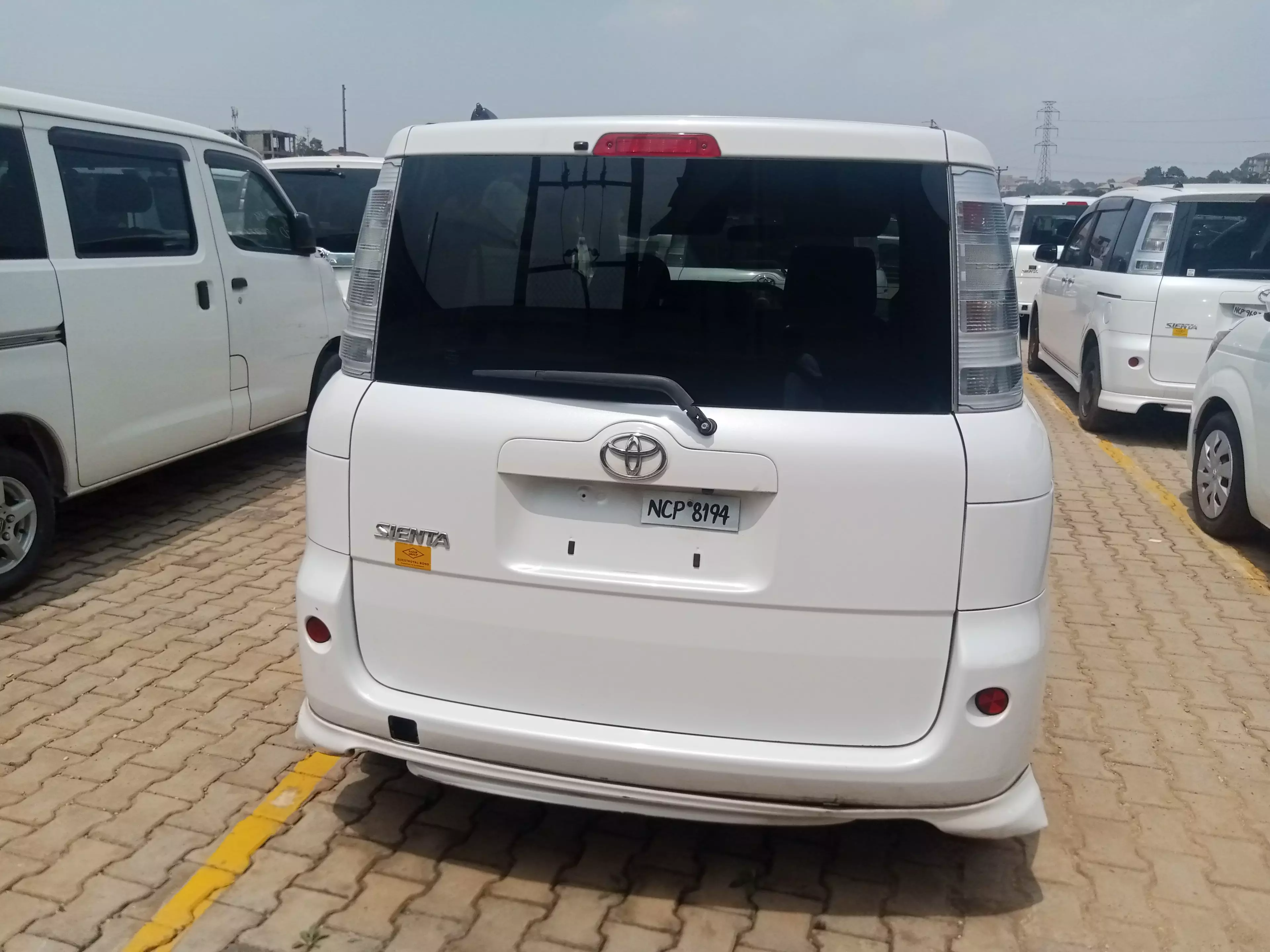 Toyota Sienta   - 2011