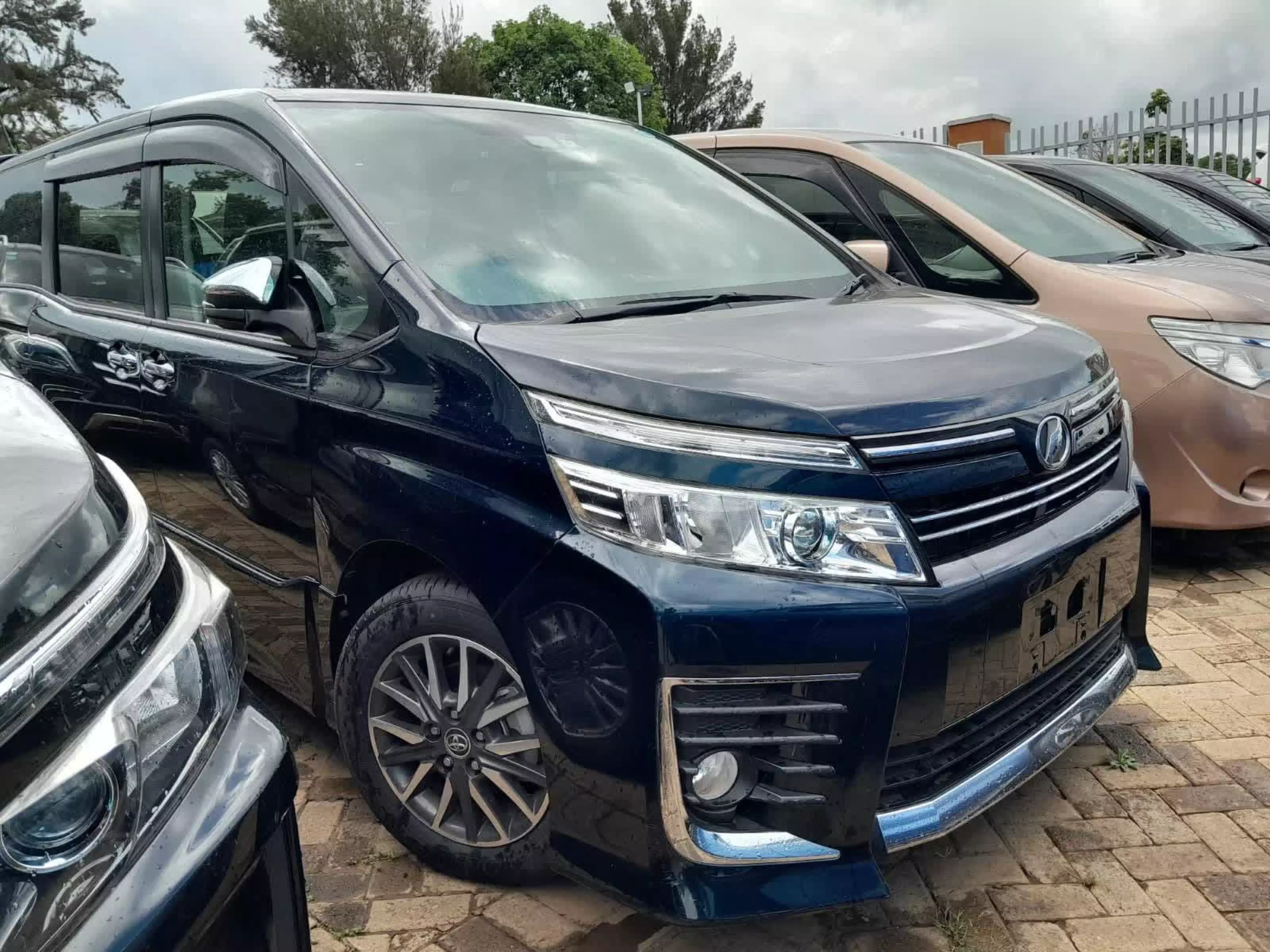 Toyota Voxy  - 2016