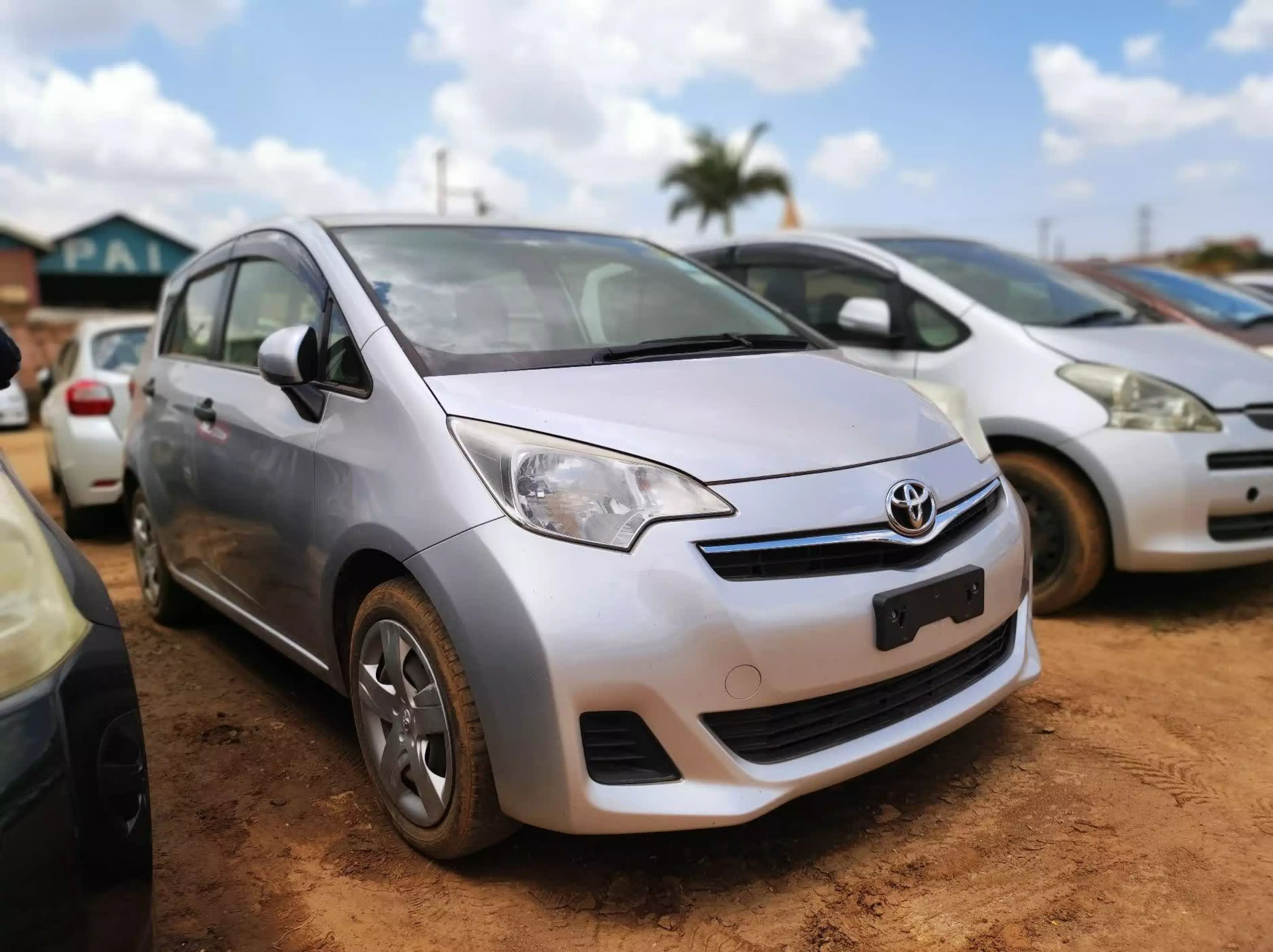 Toyota Ractis - 2013