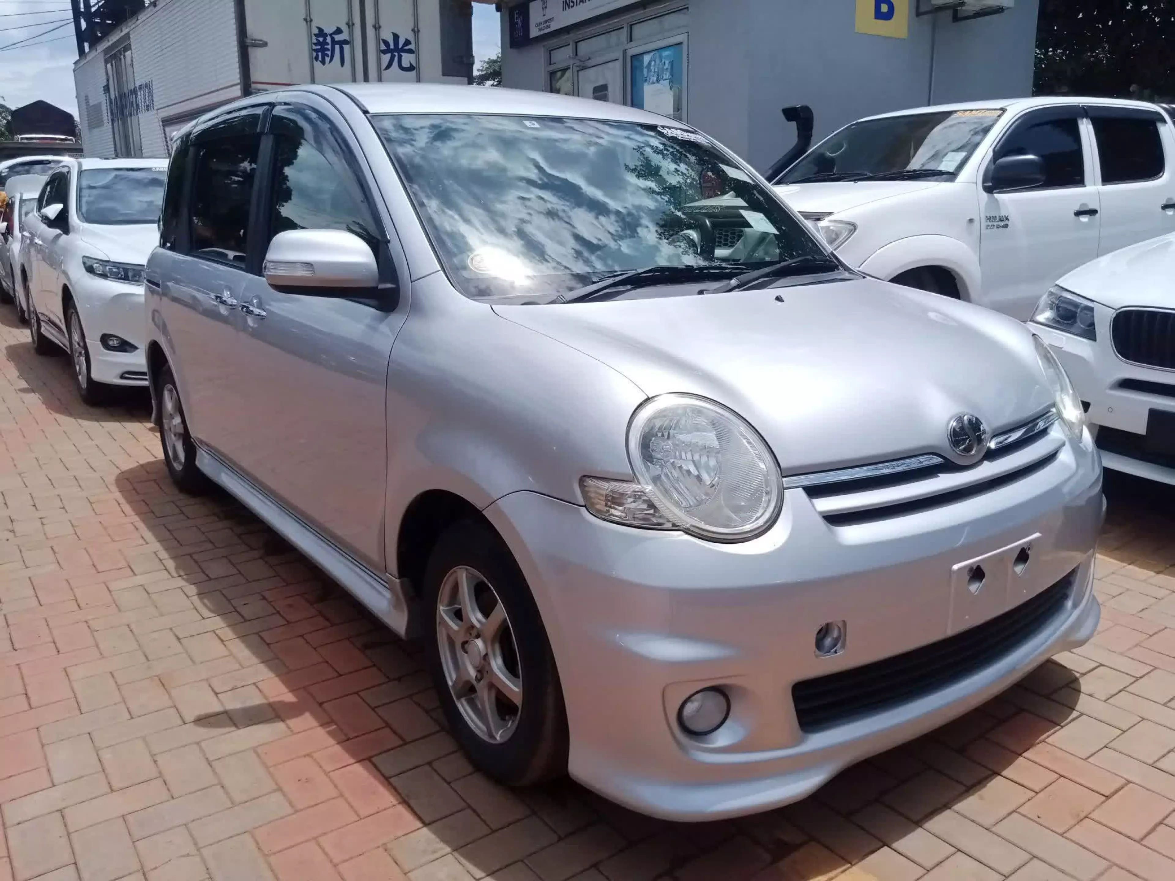Toyota Sienta - 2010