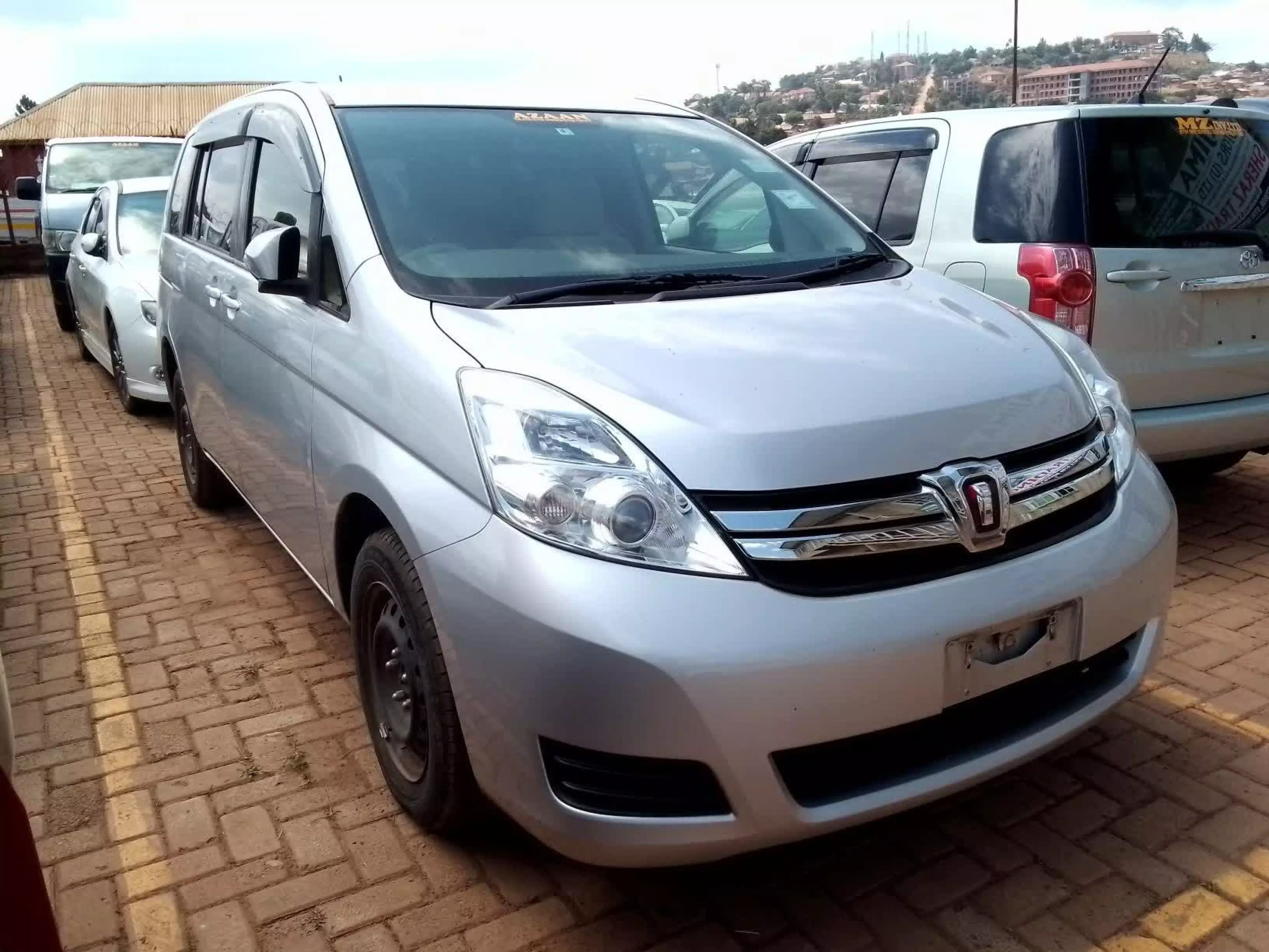 Toyota Isis  - 2010