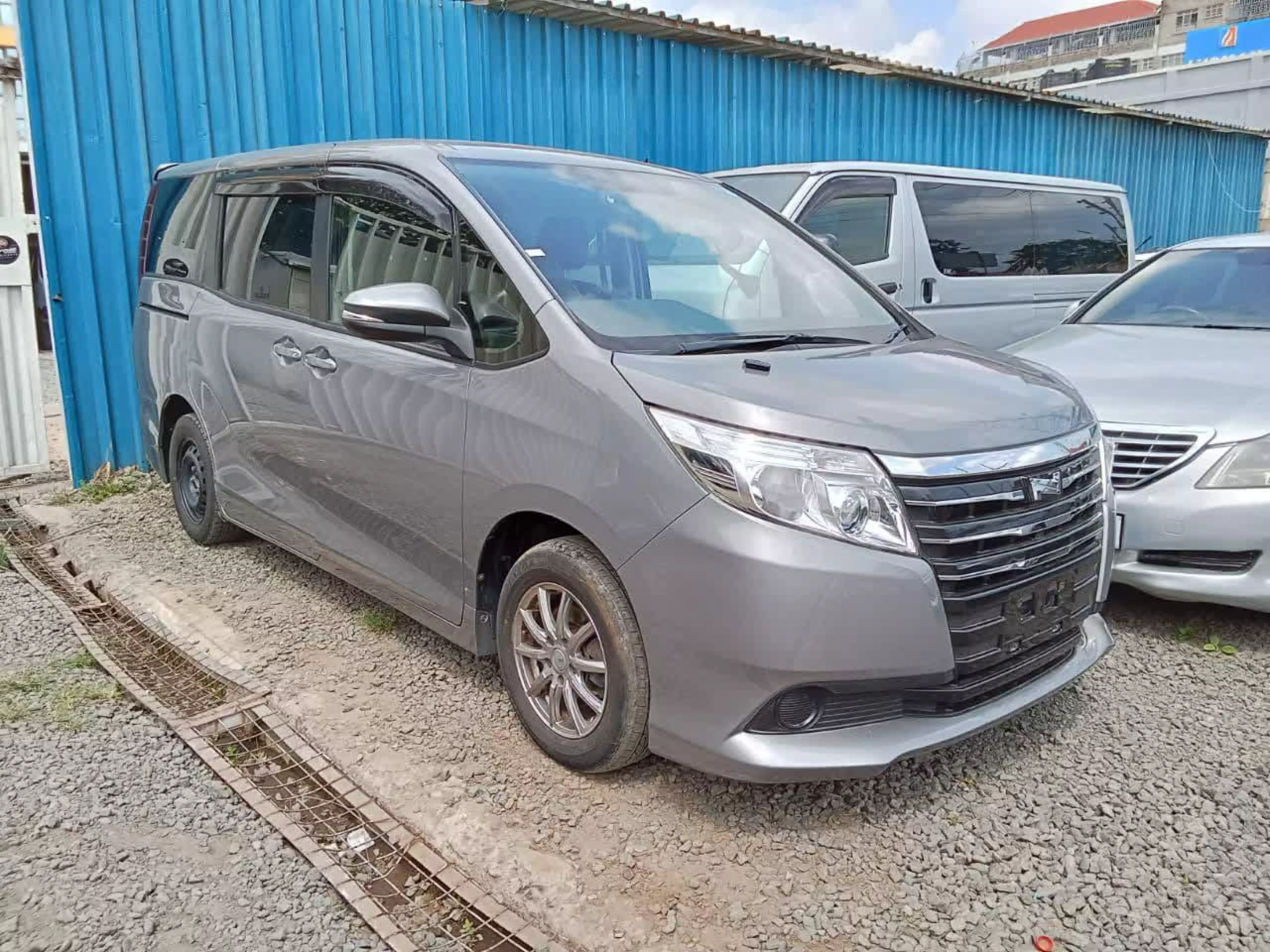 Toyota Noah Hybrid - 2016