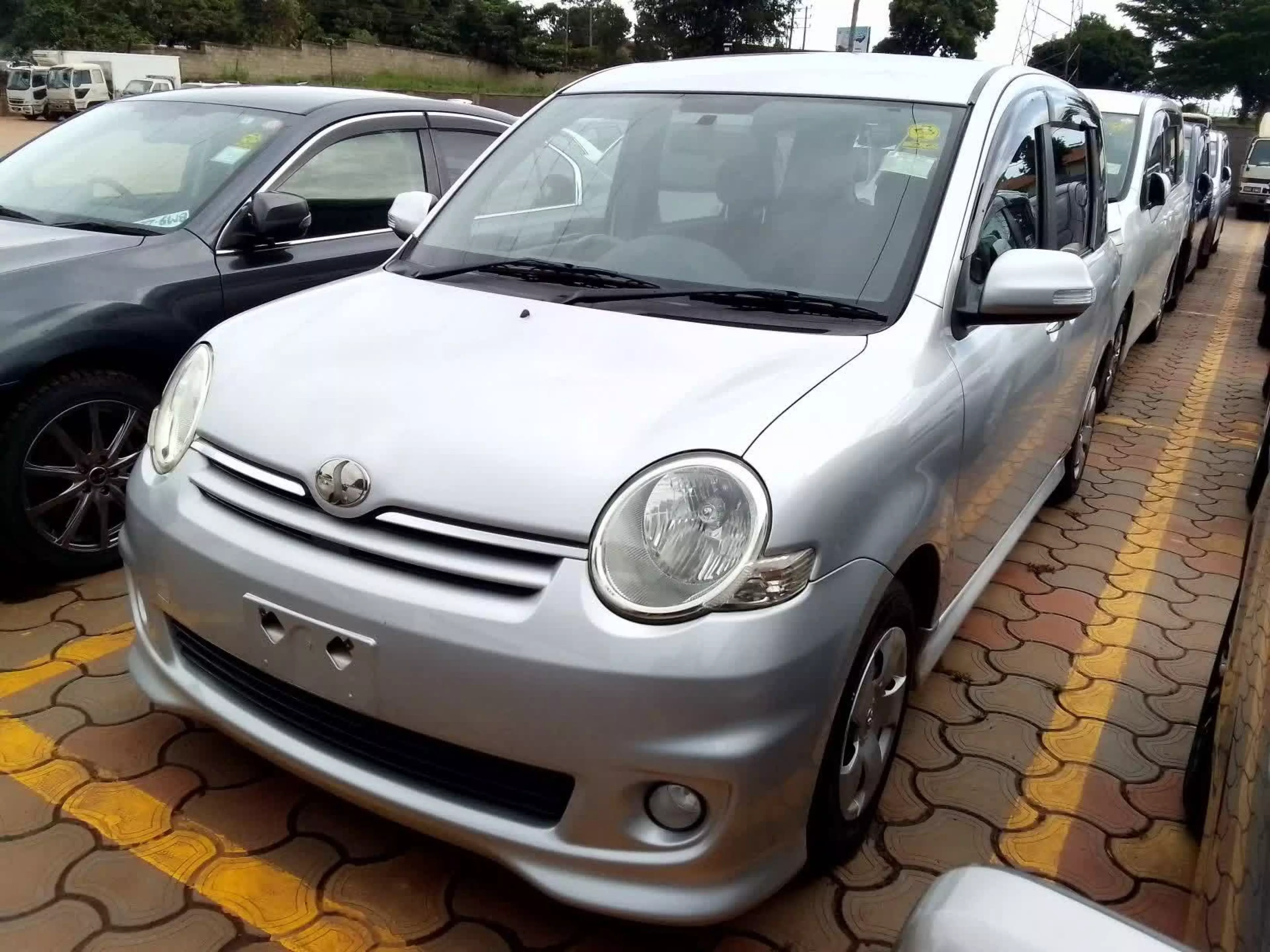 Toyota Sienta - 2009