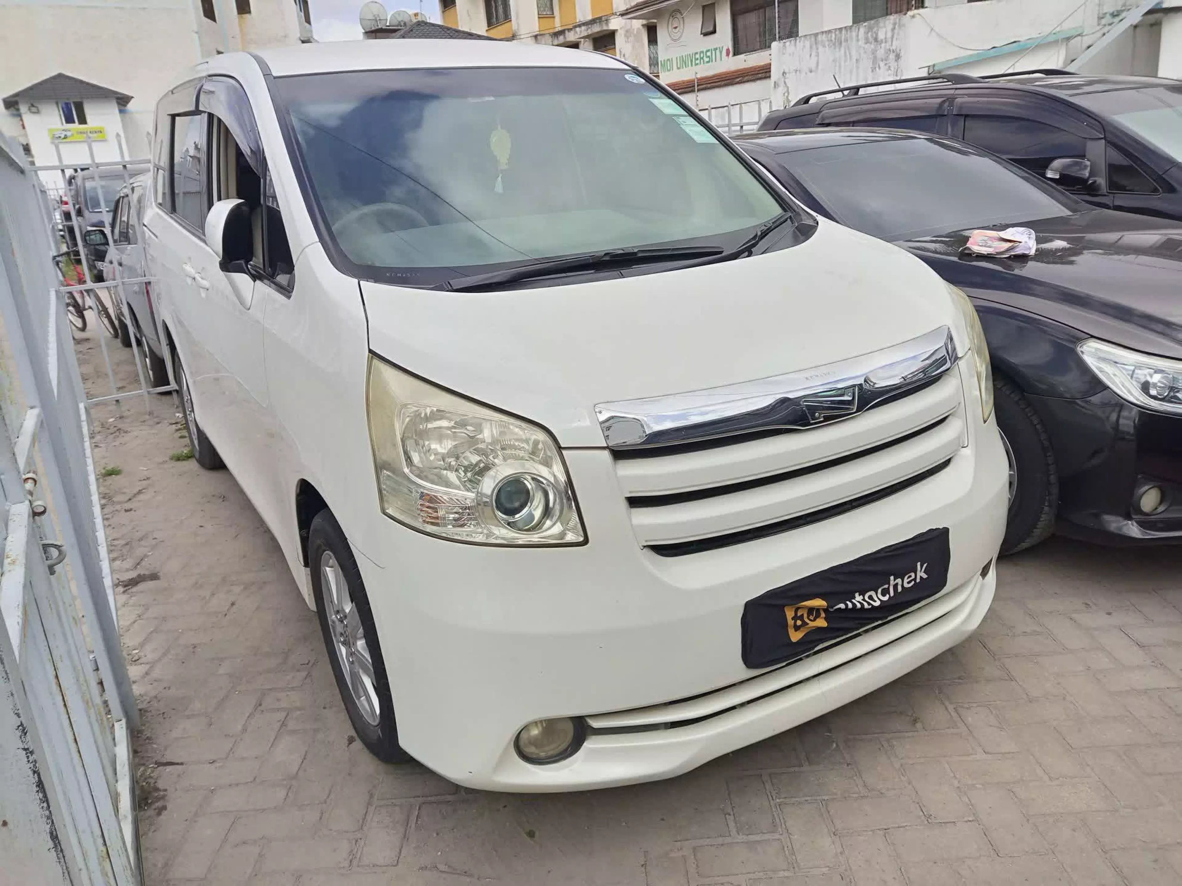 Toyota Noah - 2010