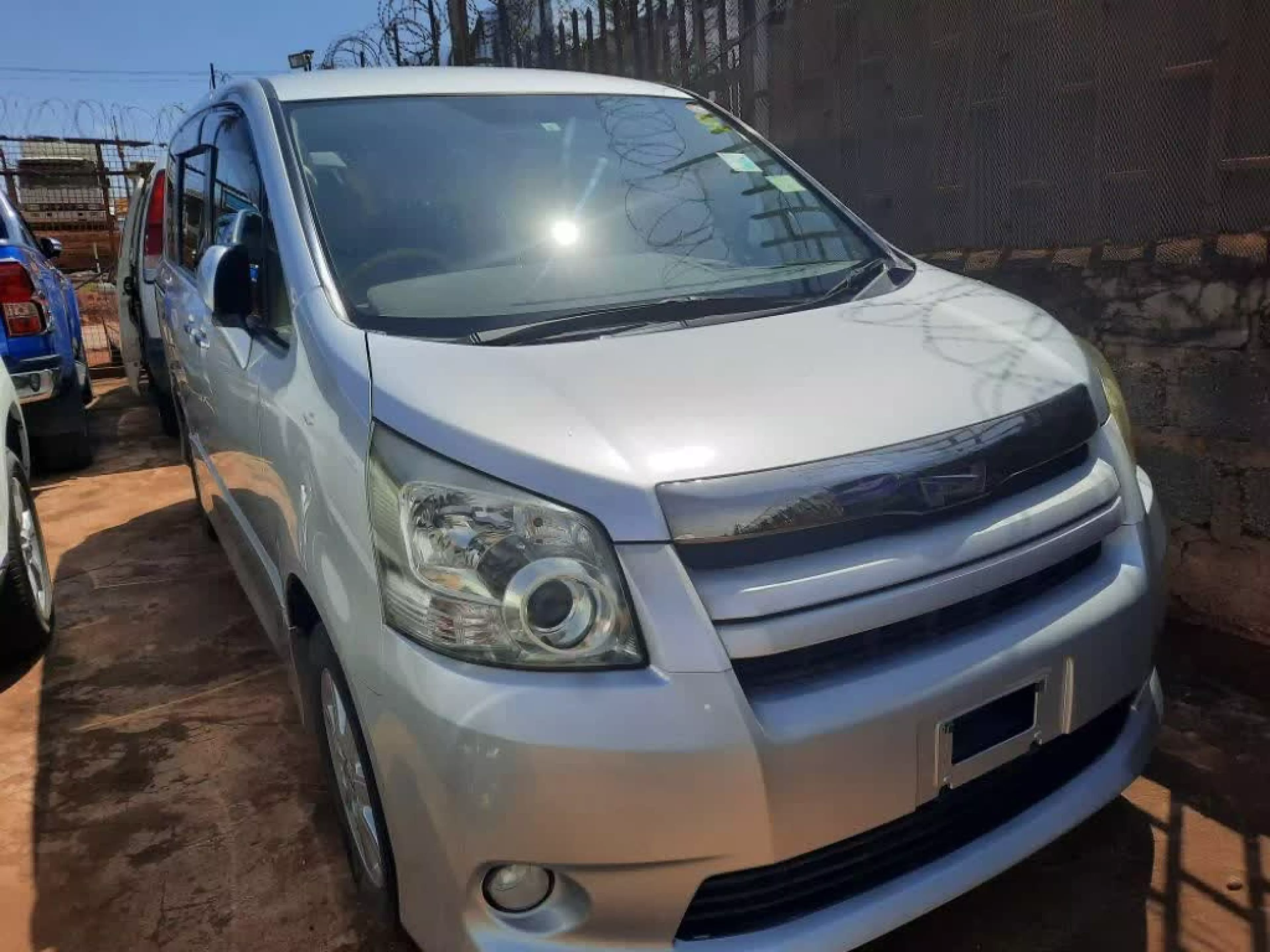 Toyota Noah - 2009