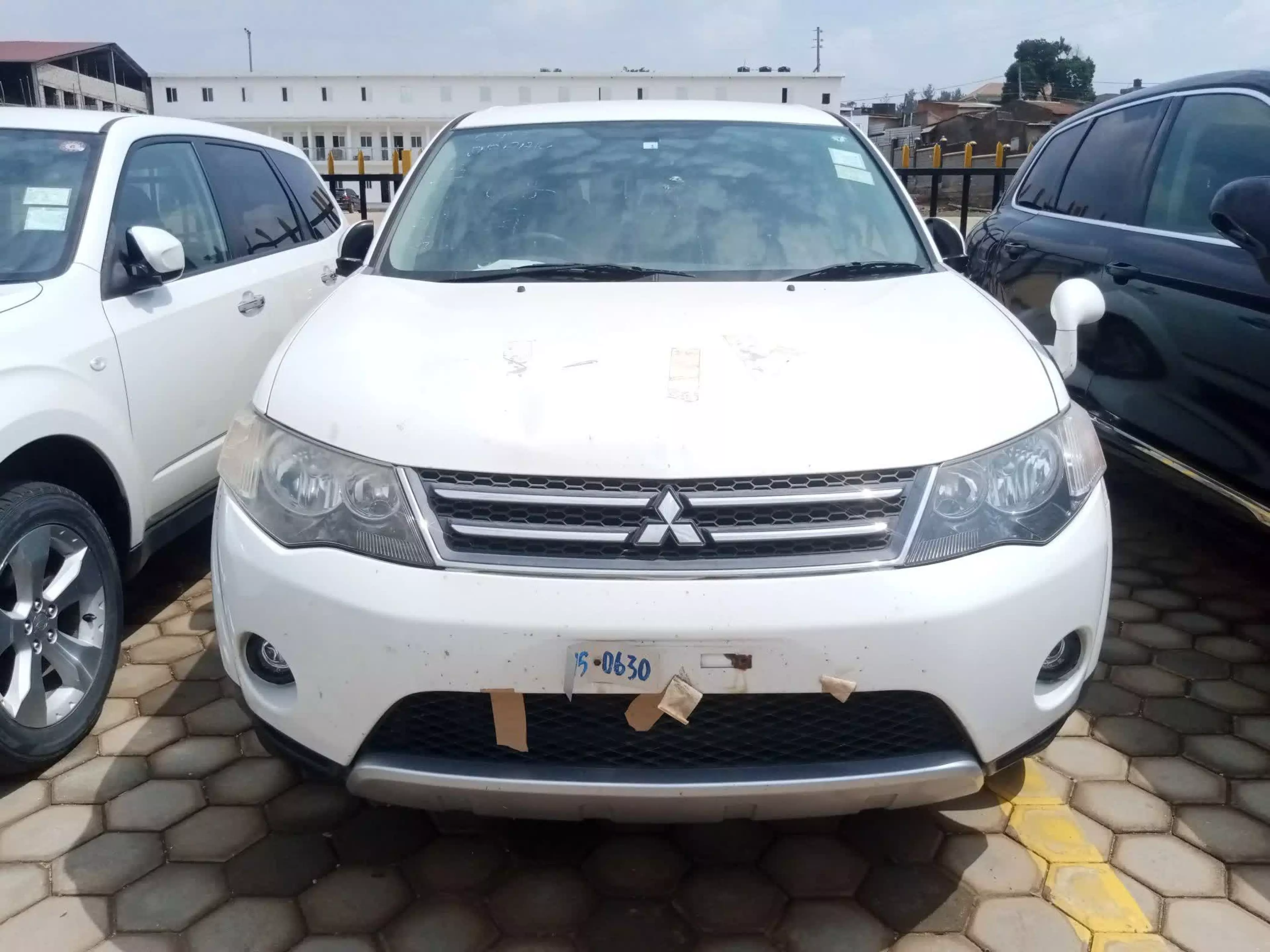 Mitsubishi OUTLANDER - 2012