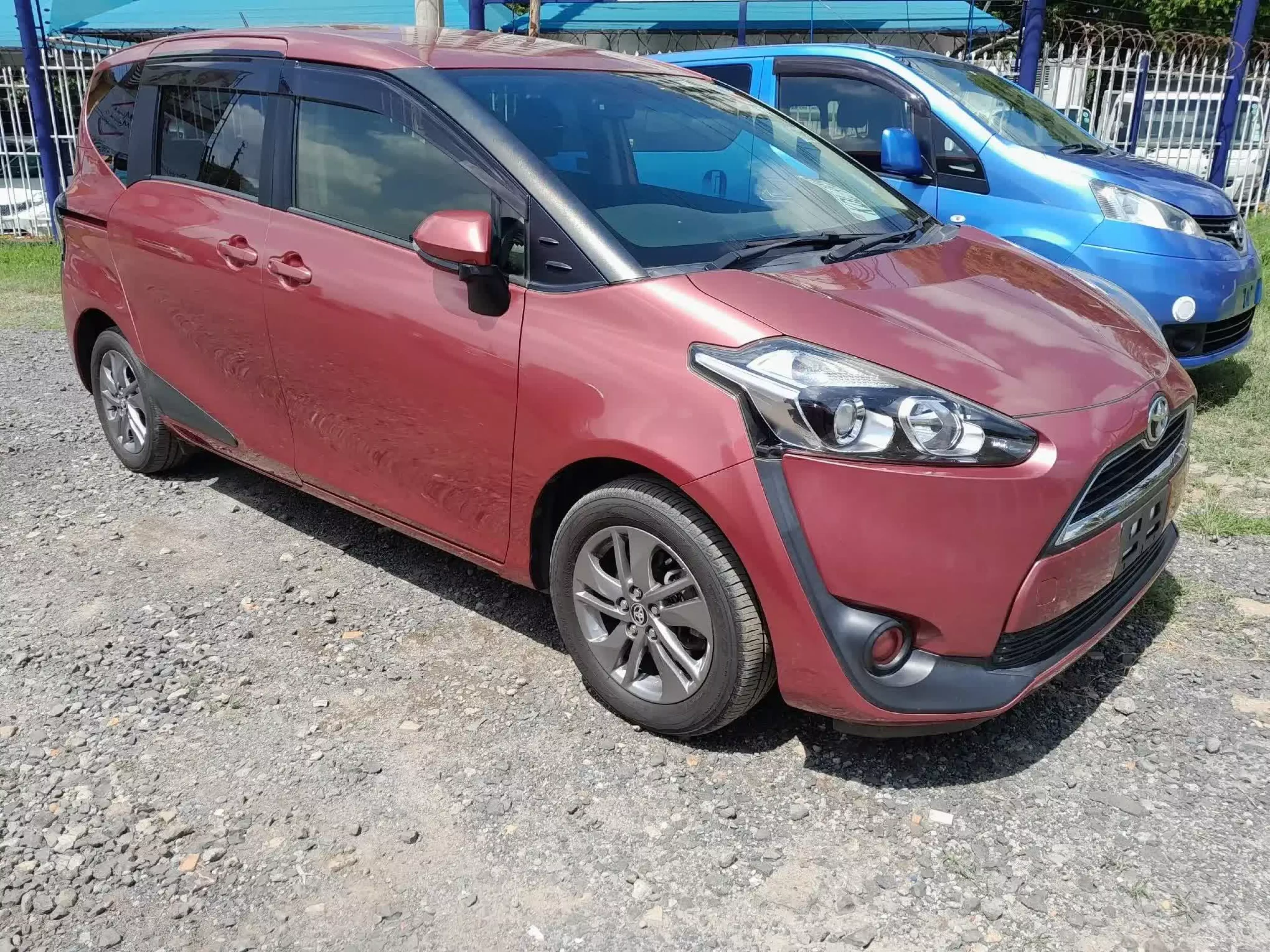 Toyota Sienta - 2016