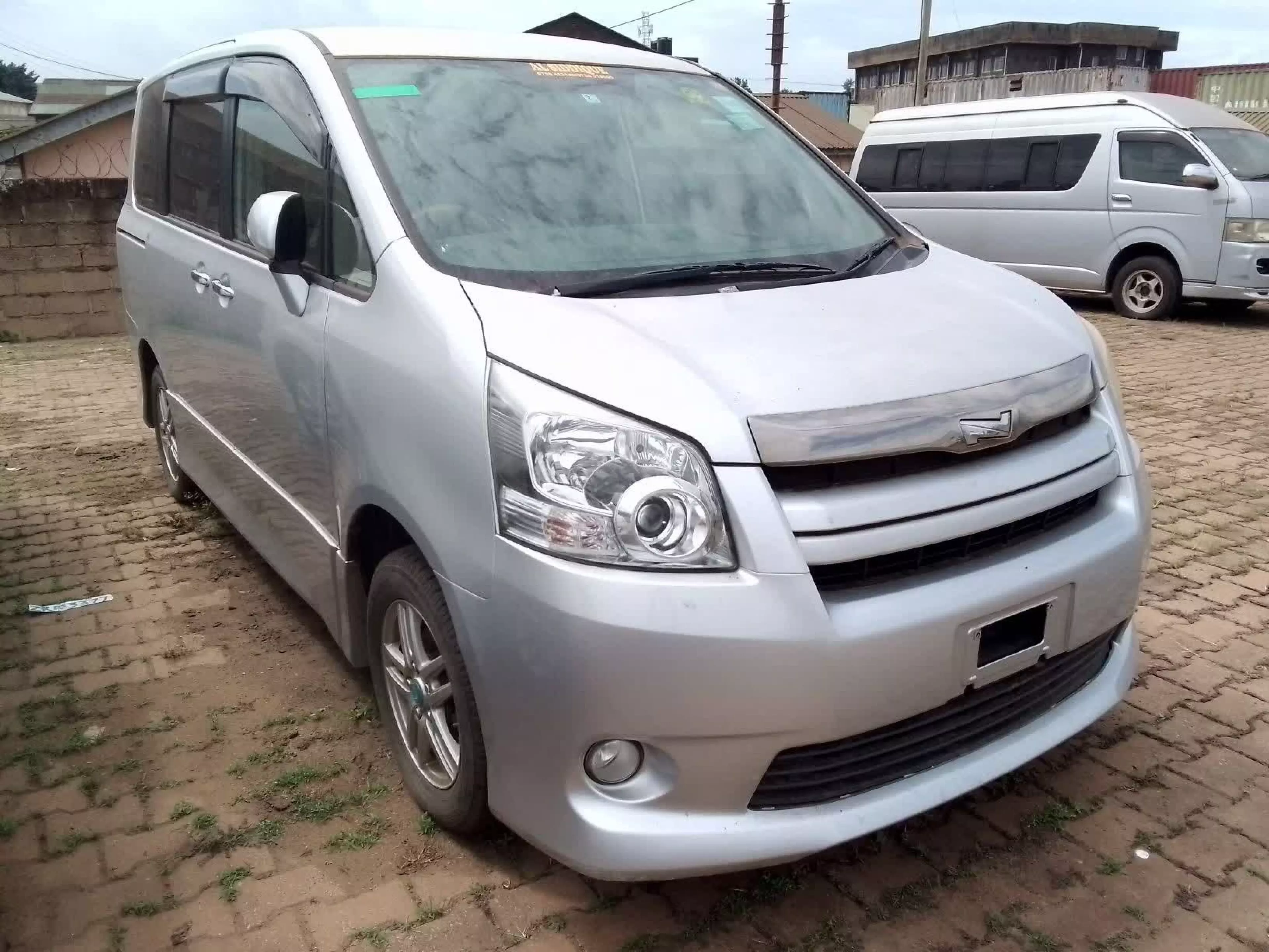 Toyota Noah - 2010