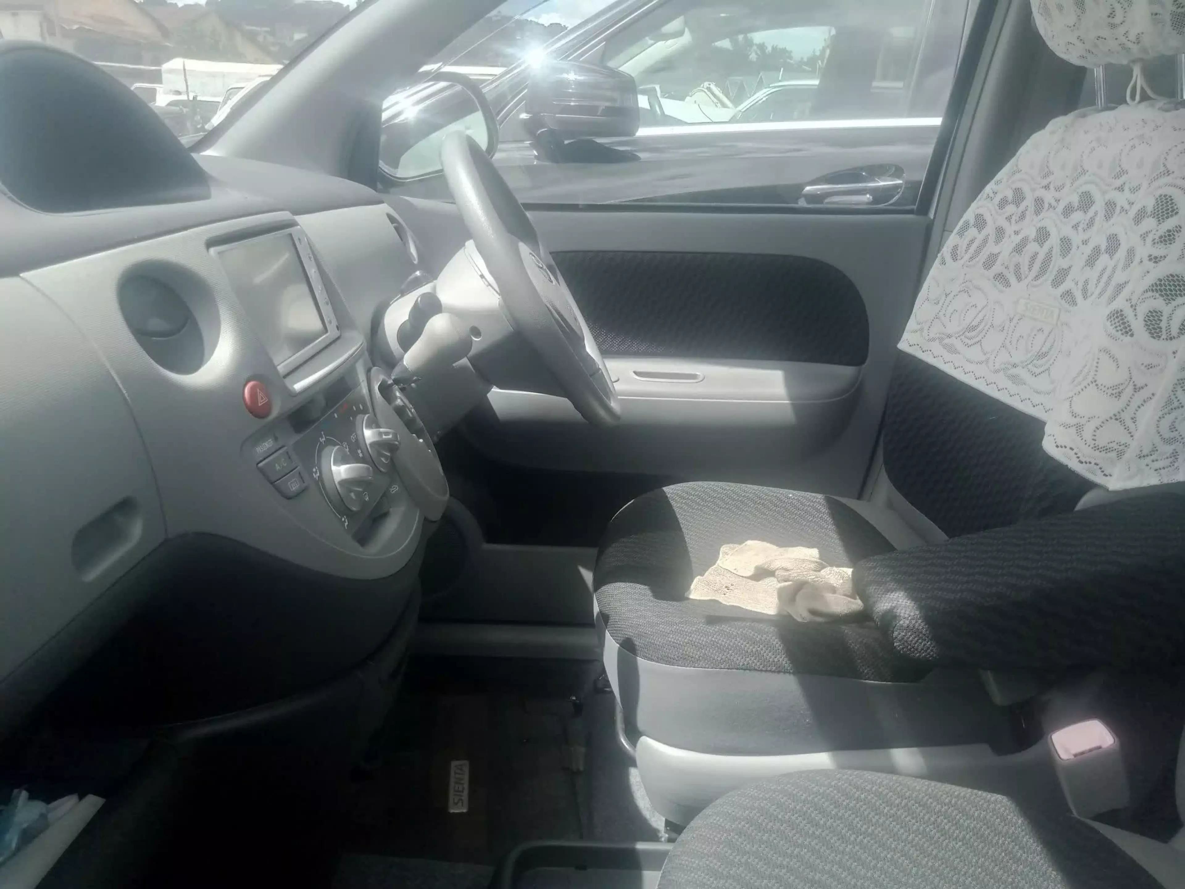 Toyota Sienta   - 2010