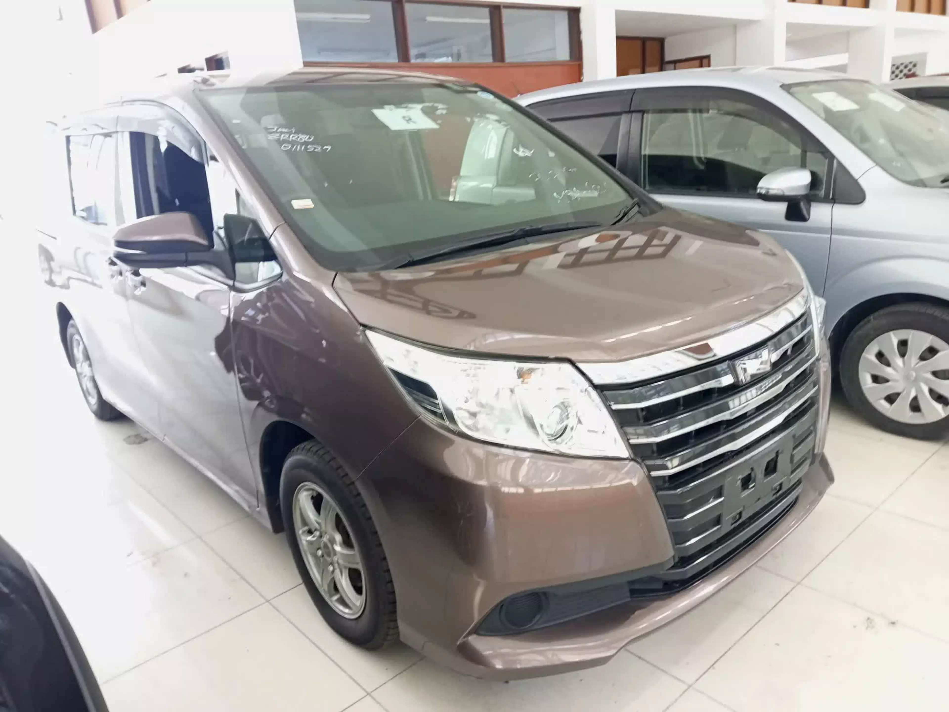Toyota Noah - 2015