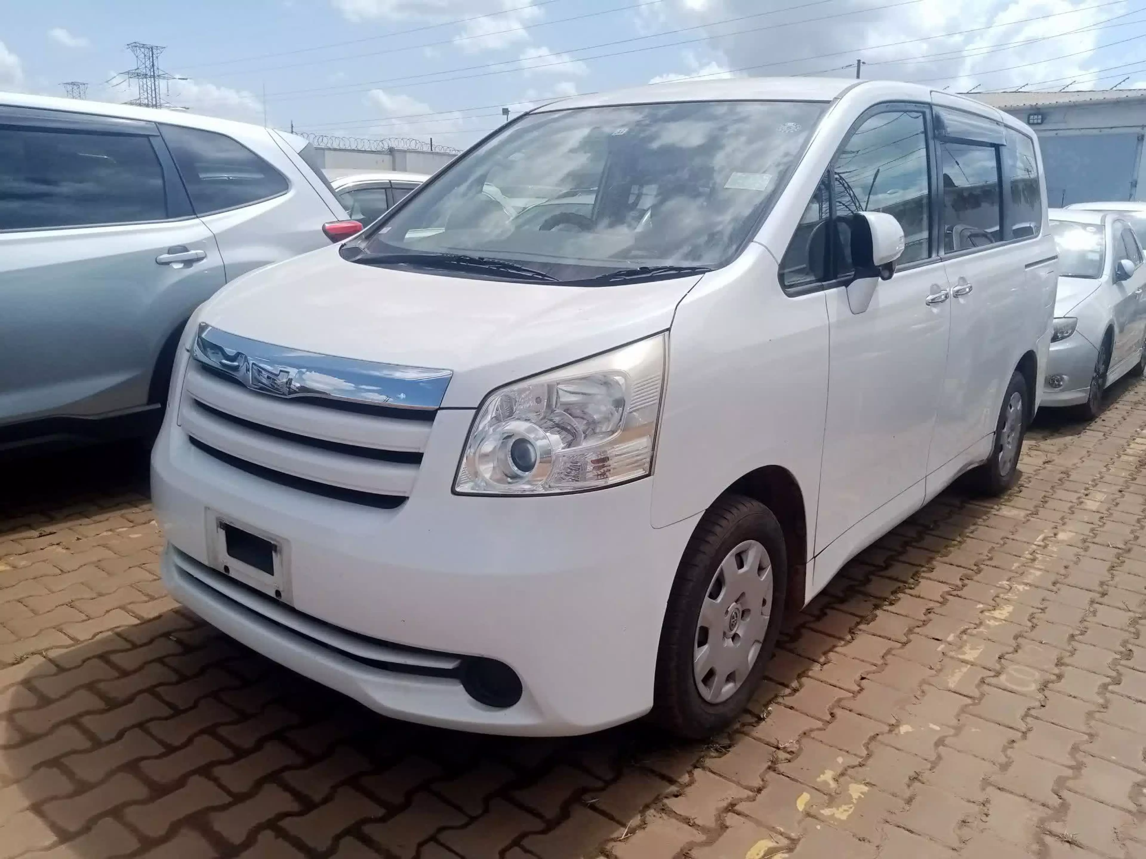 Toyota Noah - 2011