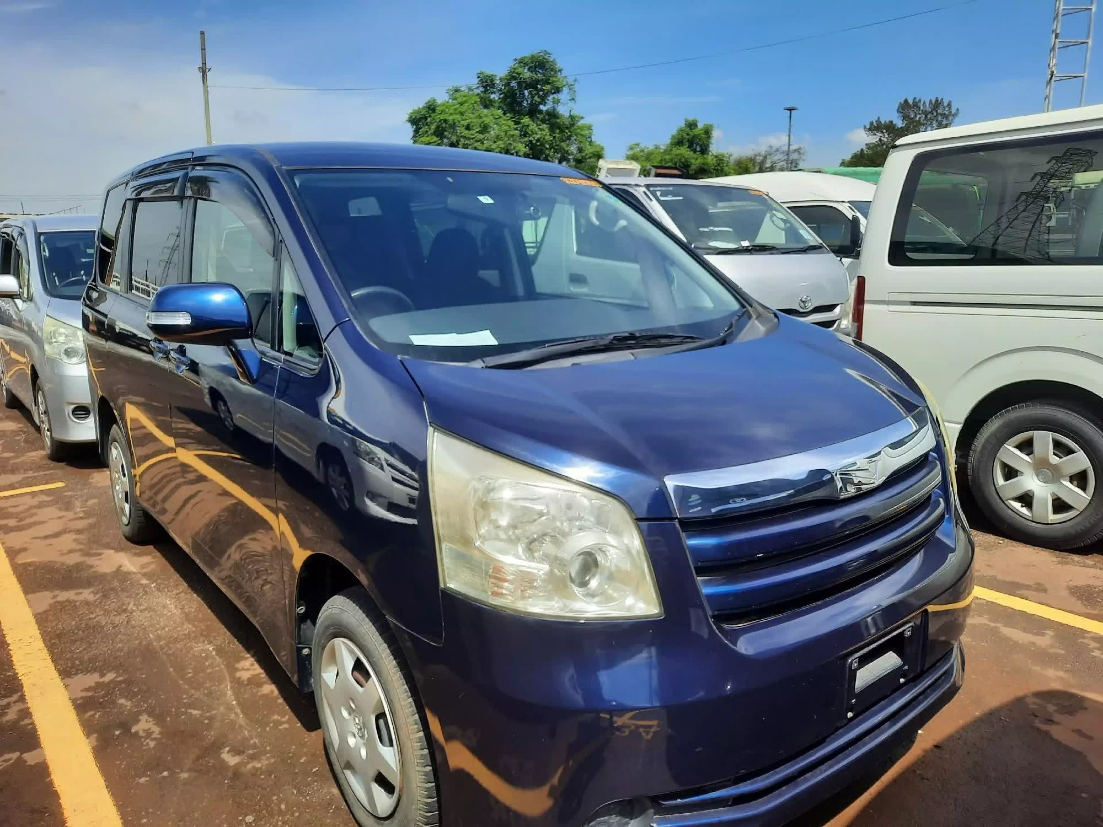 Toyota Noah - 2010