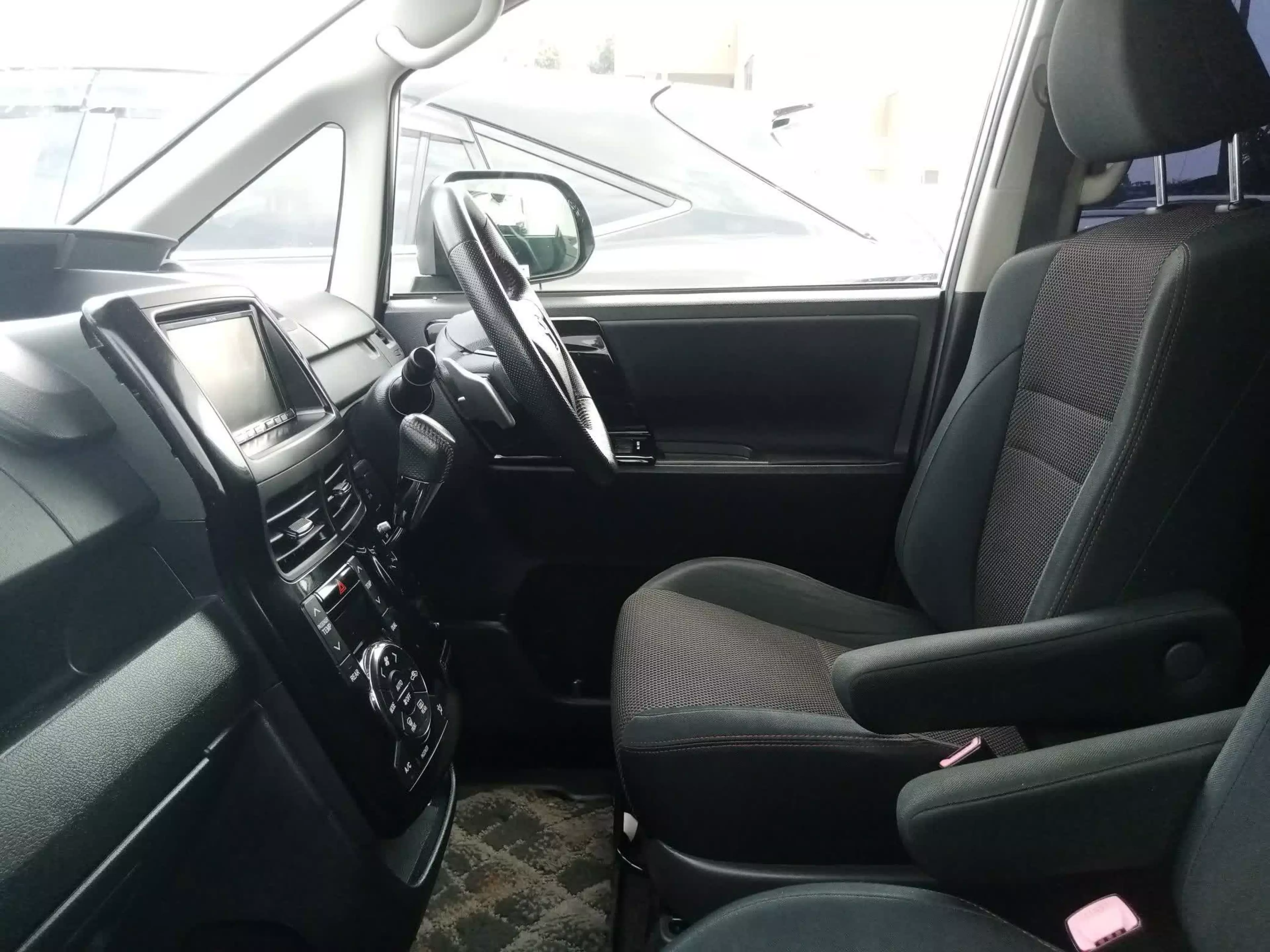Toyota Noah   - 2011