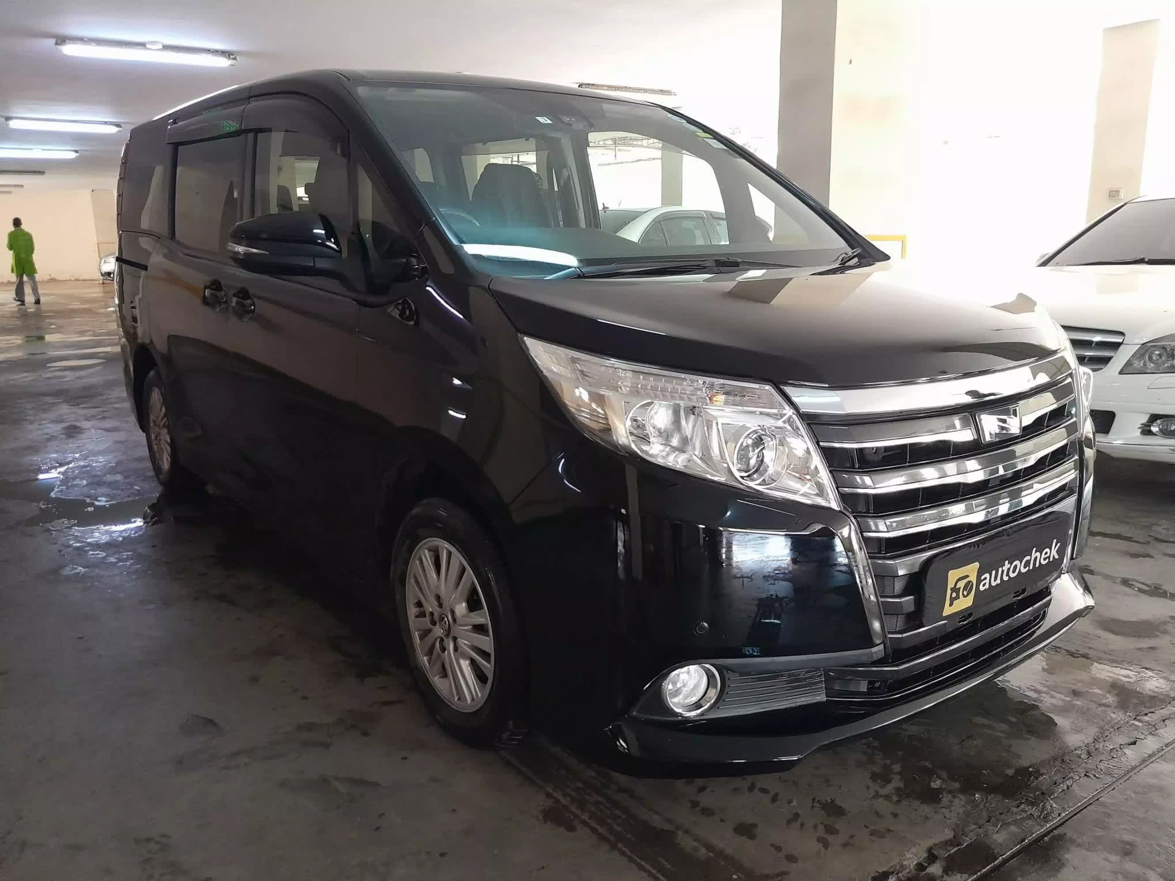 Toyota Noah - 2017