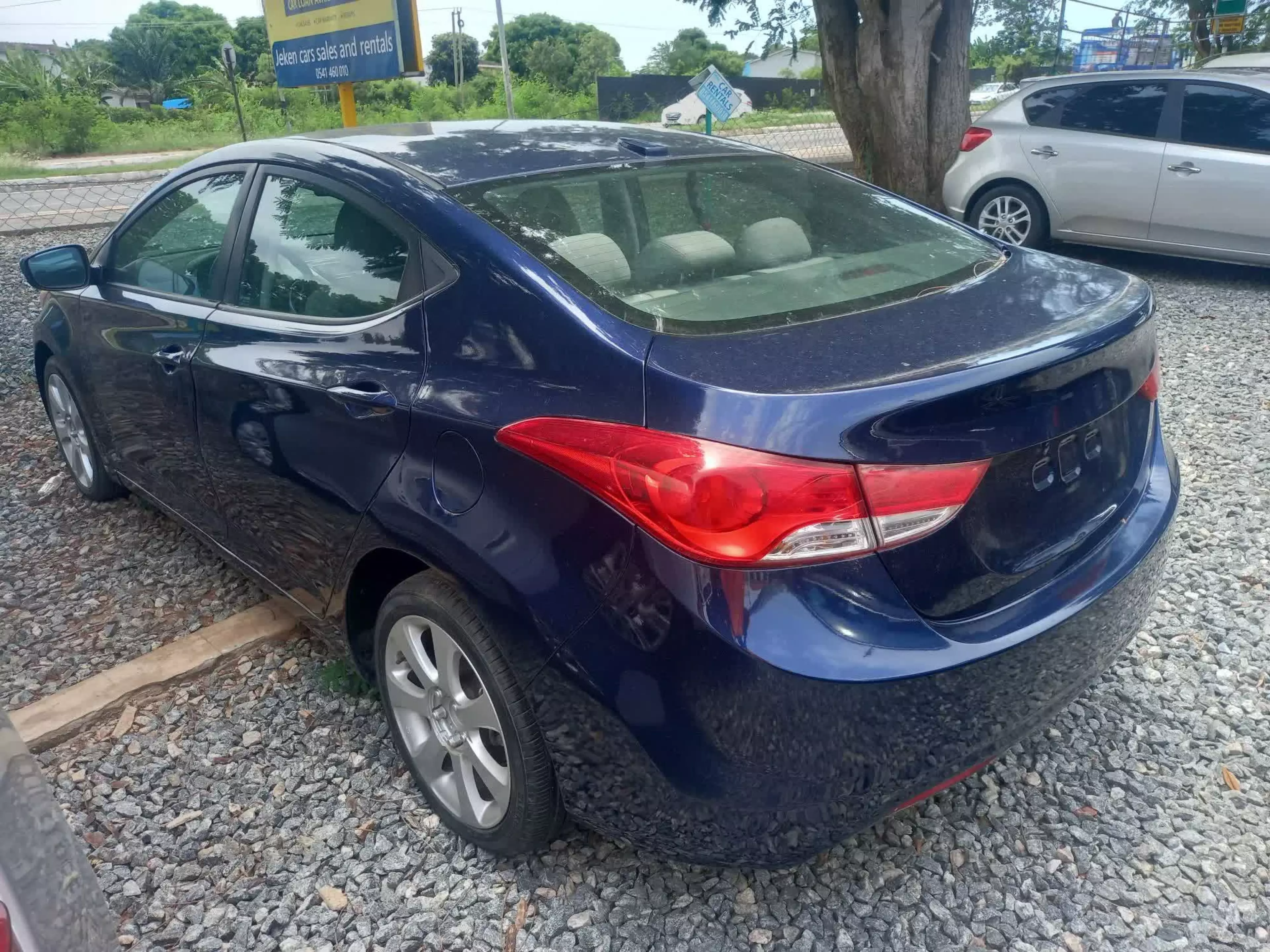 Hyundai Elantra   - 2011