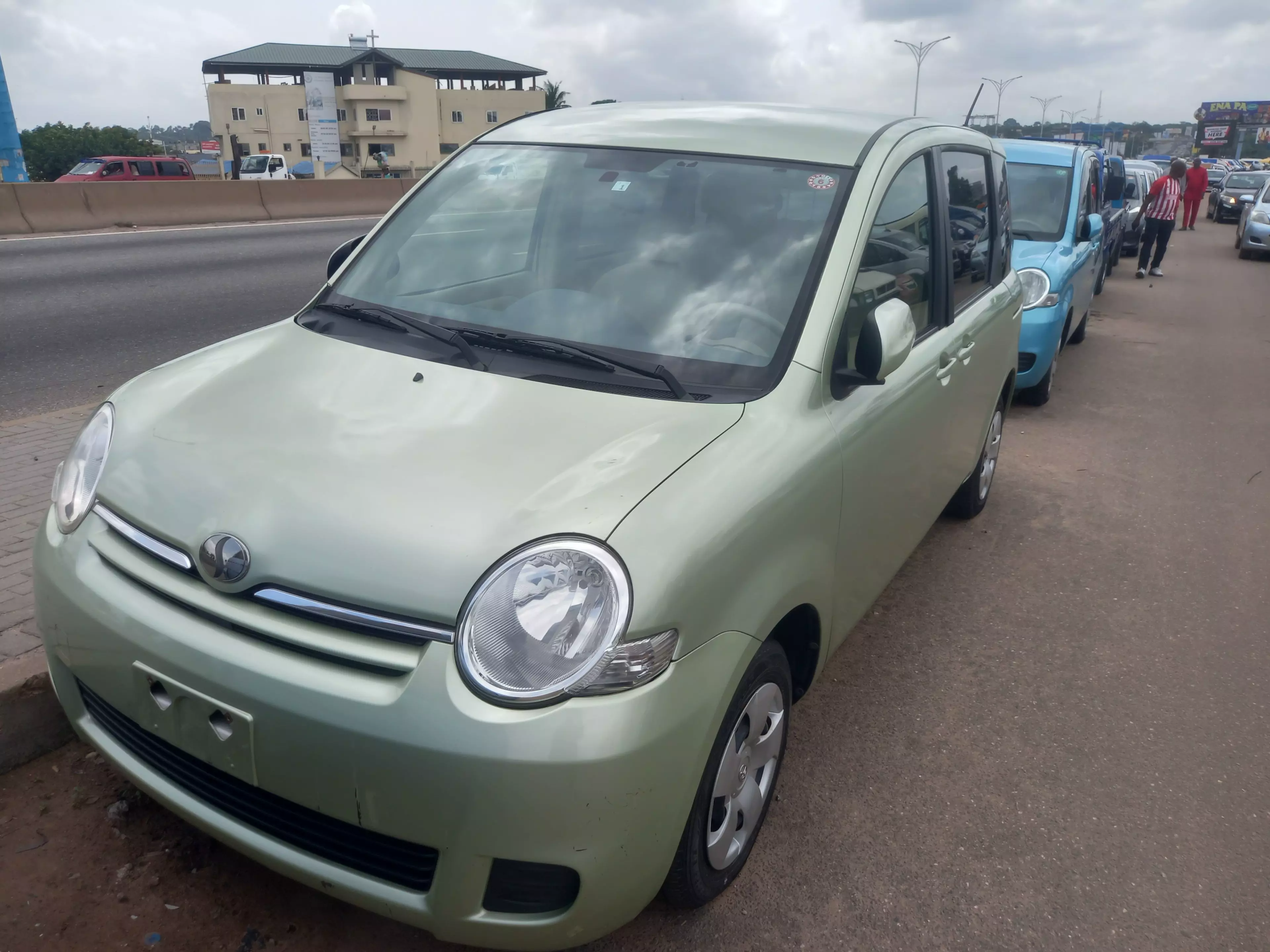 Toyota Sienta - 2012