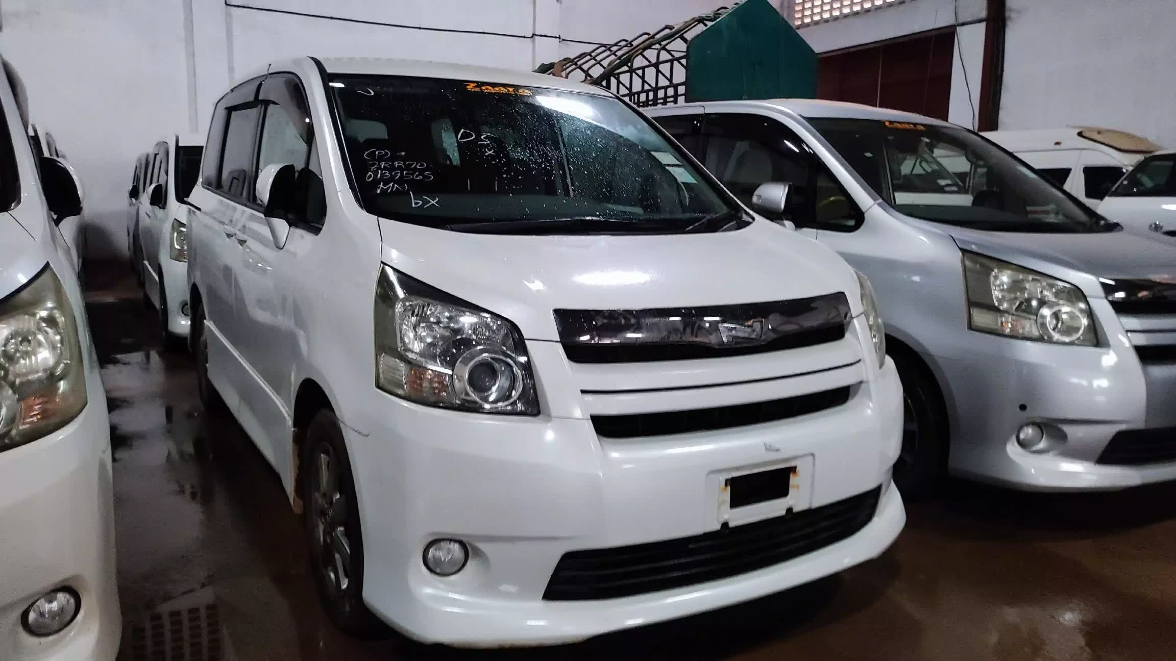 Toyota Noah - 2010