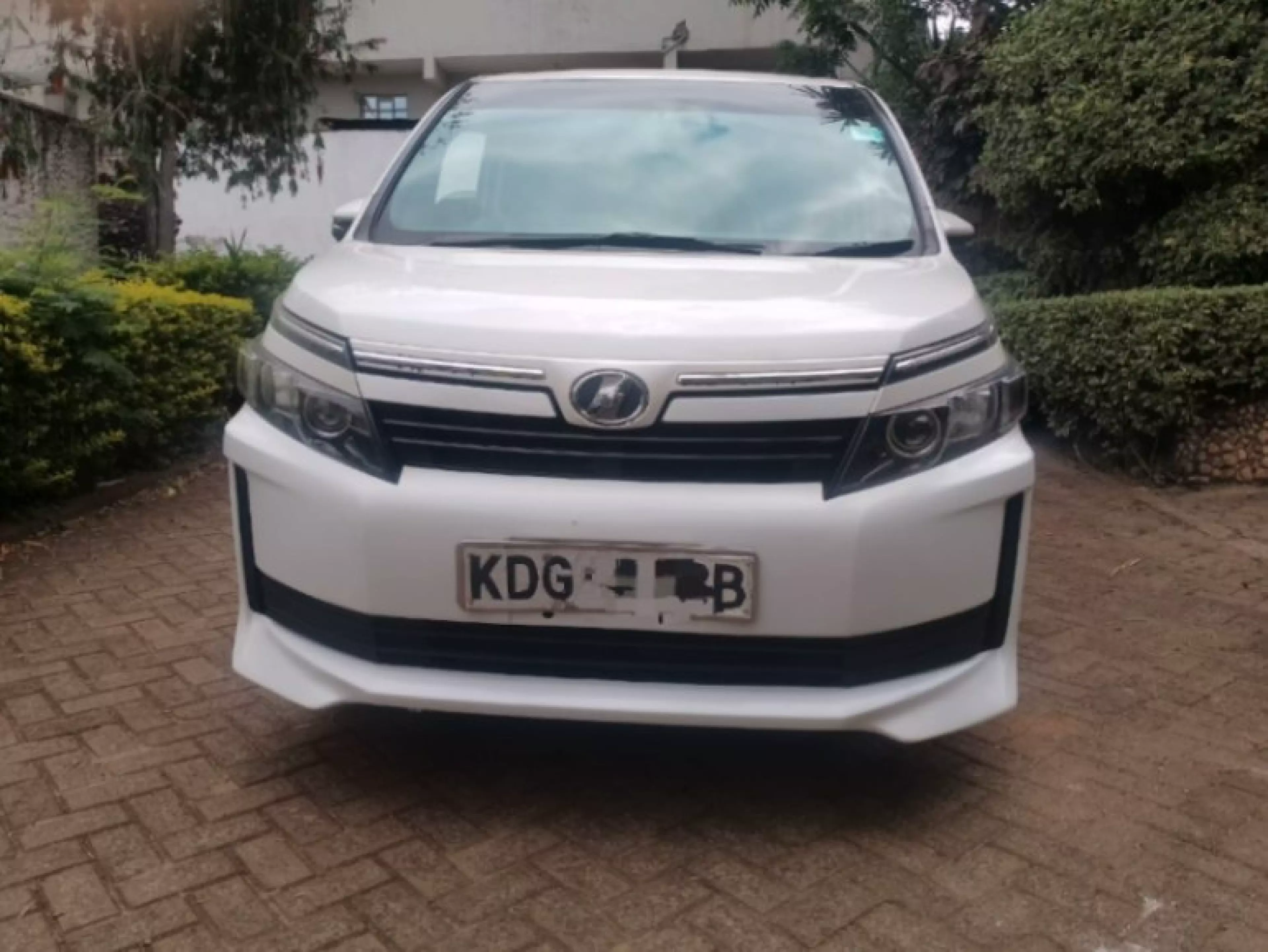 Toyota Voxy  - 2014