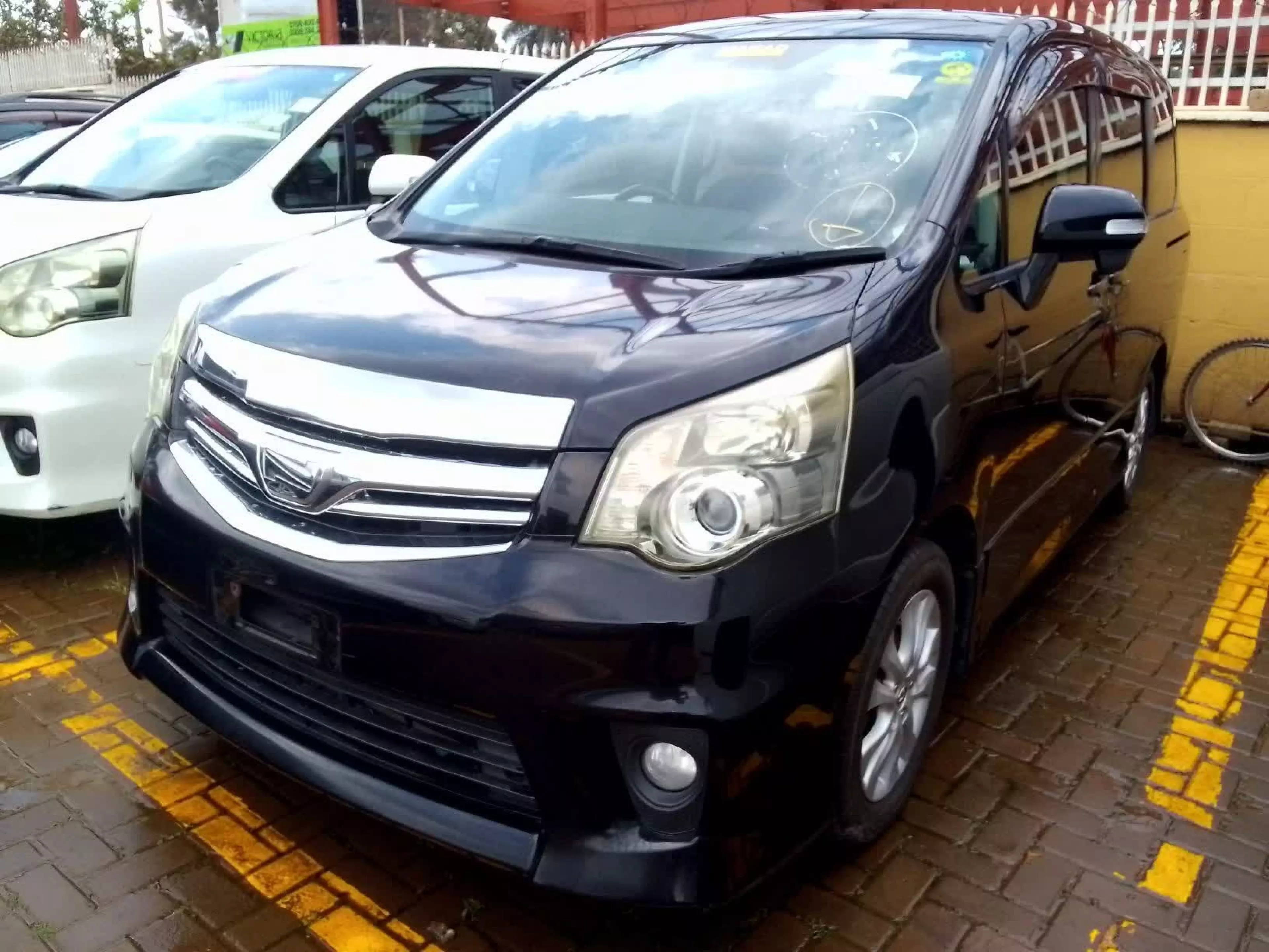 Toyota Noah - 2010