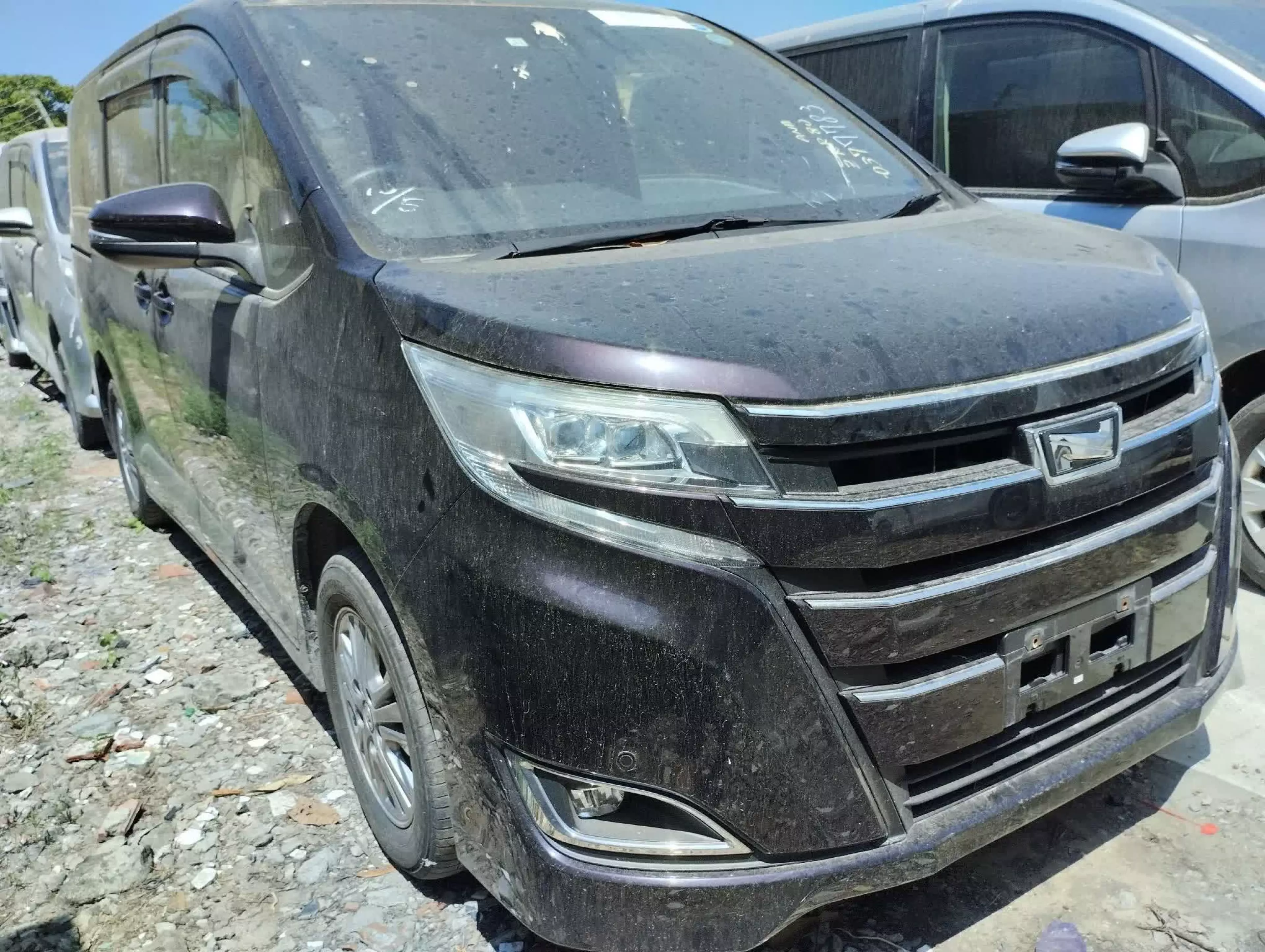 Toyota Noah - 2016