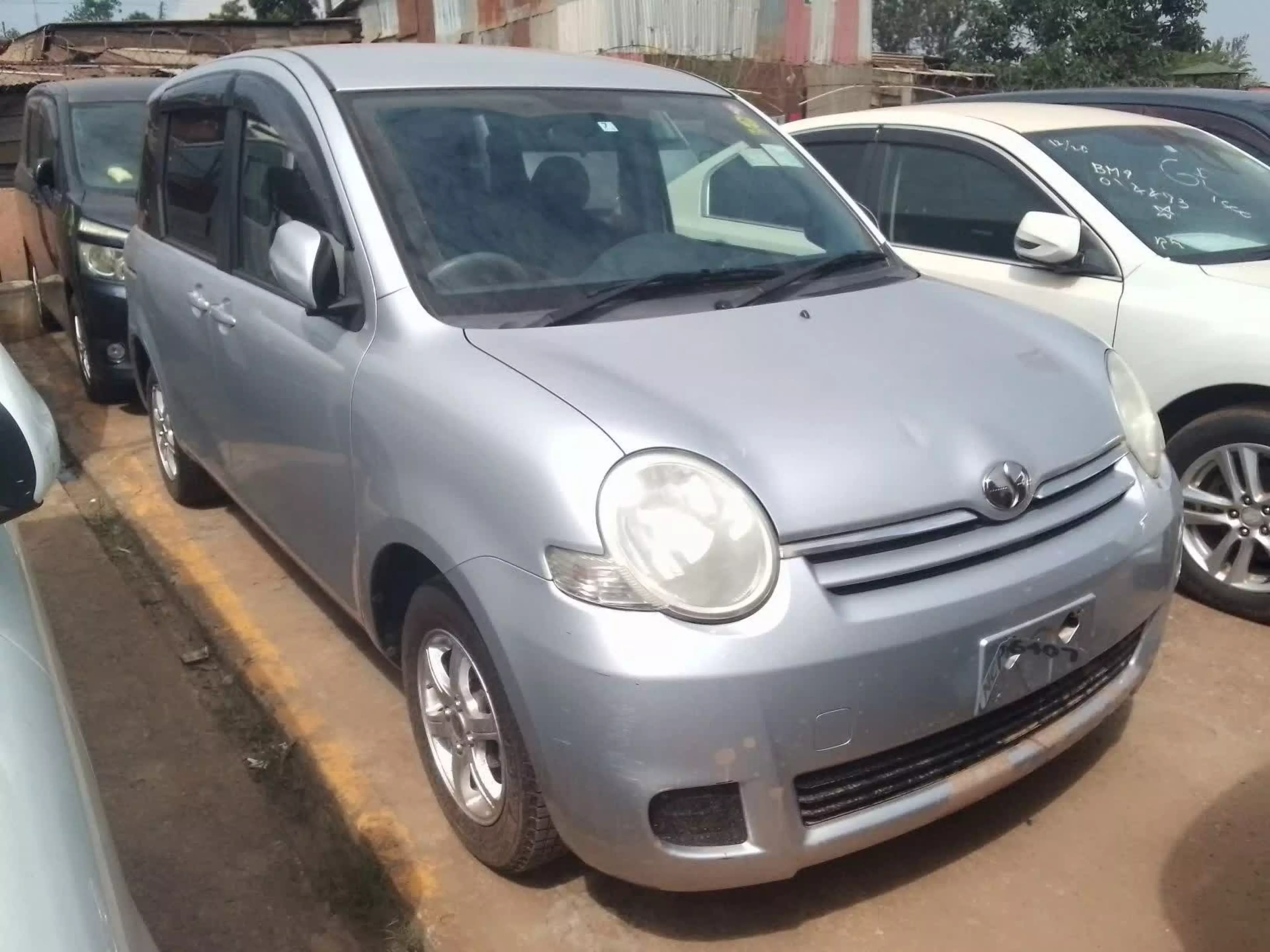 Toyota Sienta - 2008