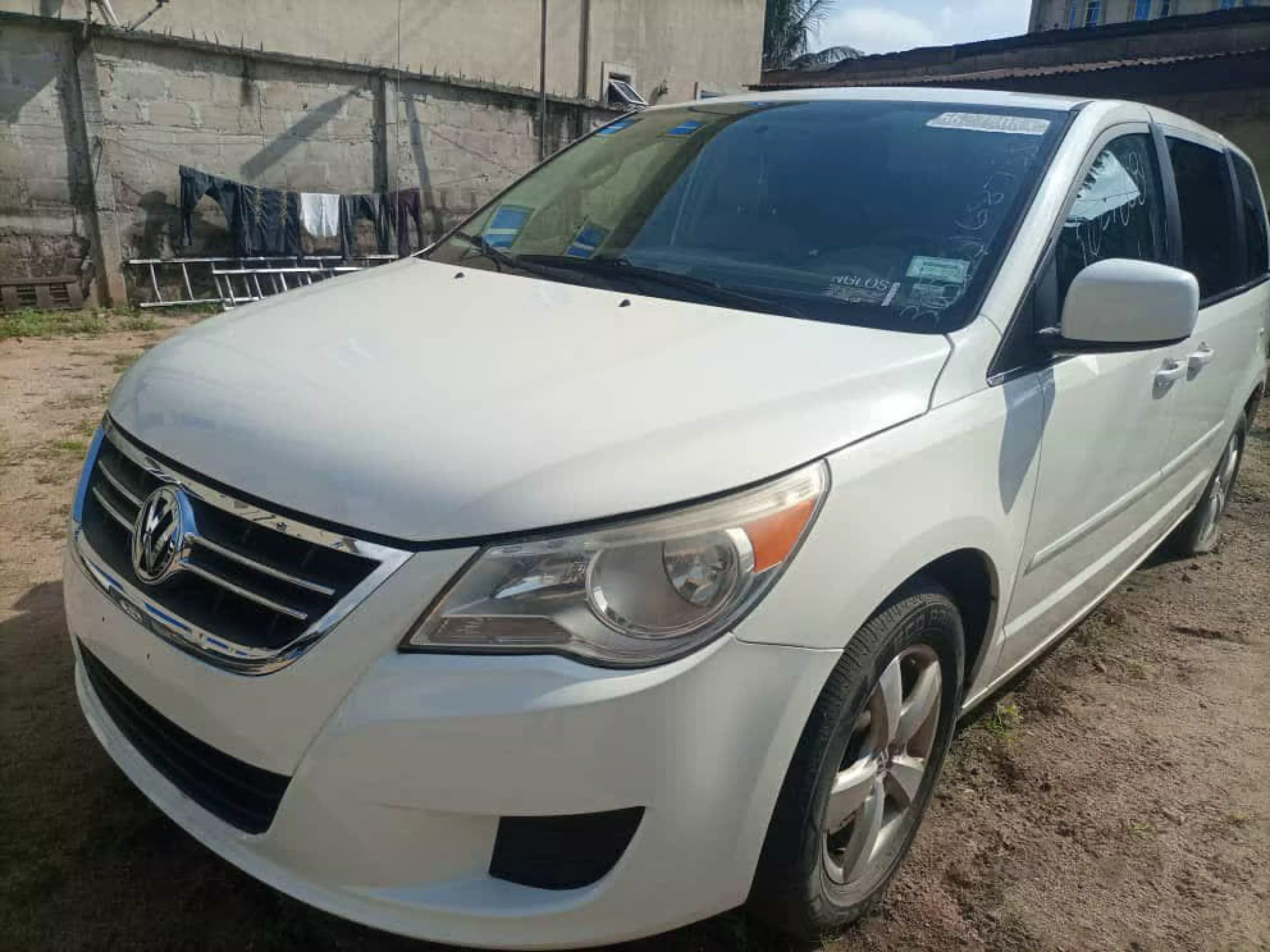 Volkswagen Routan - 2010