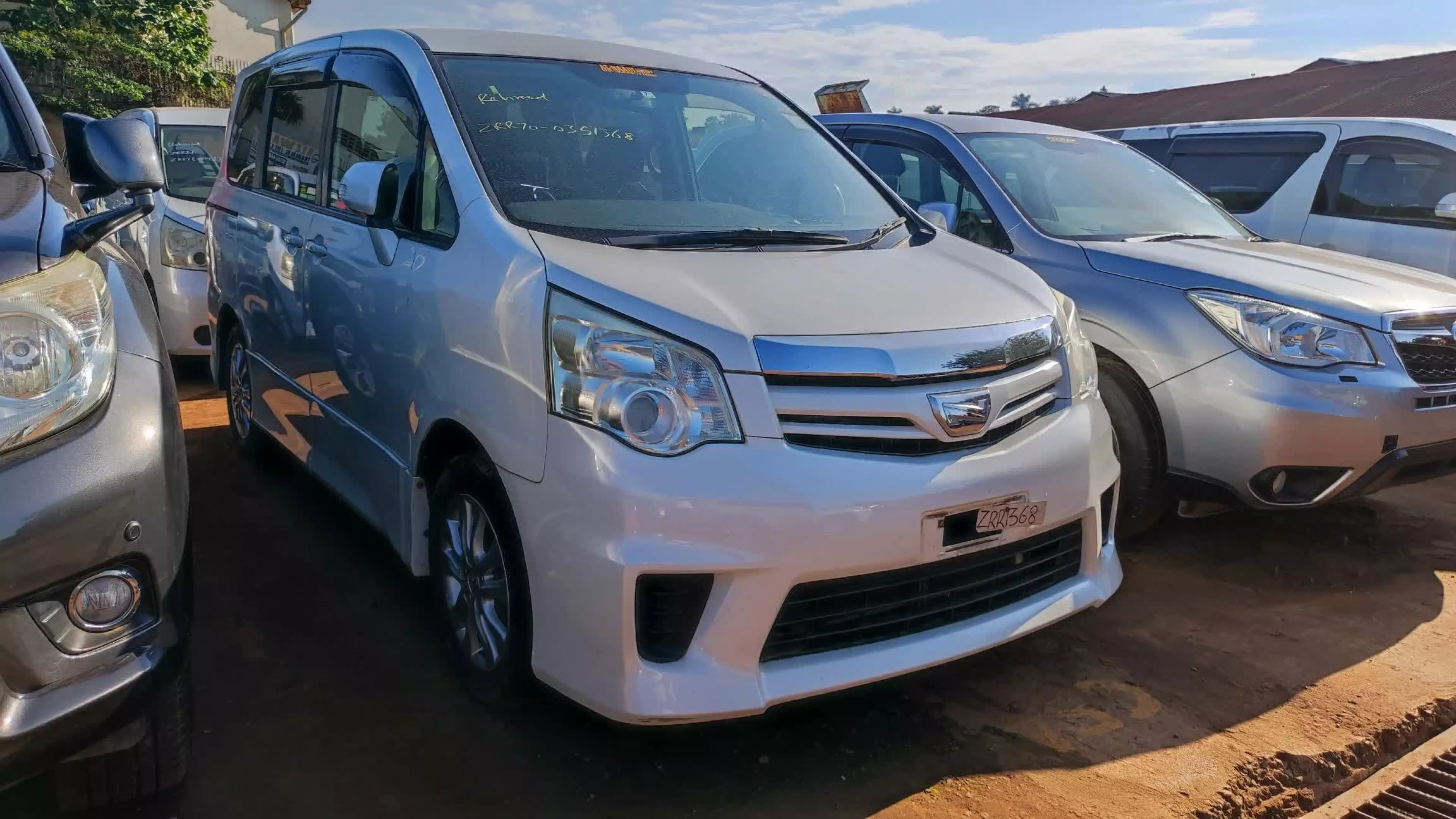 Toyota Noah - 2010