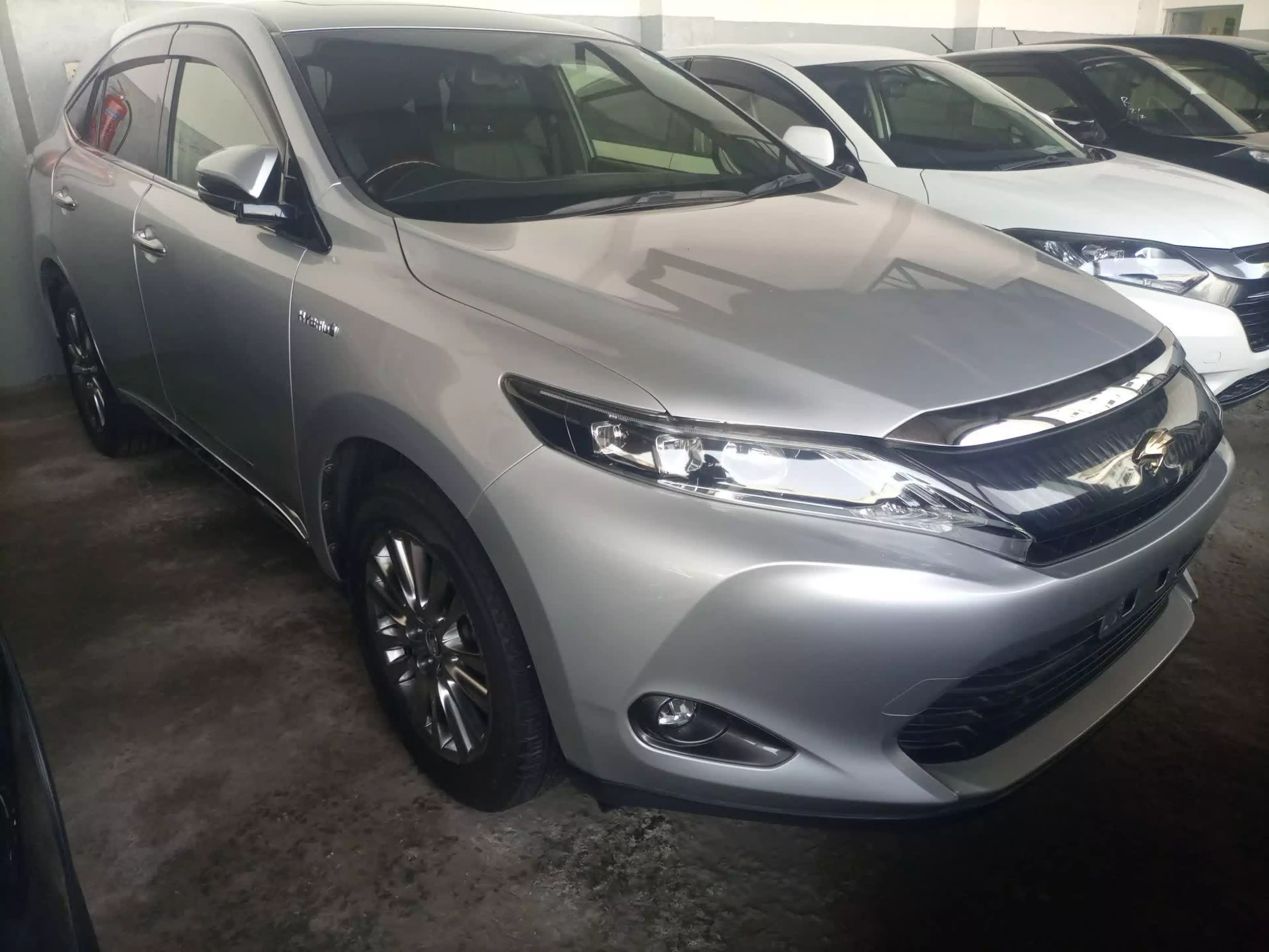 Toyota Harrier hybrid  - 2016