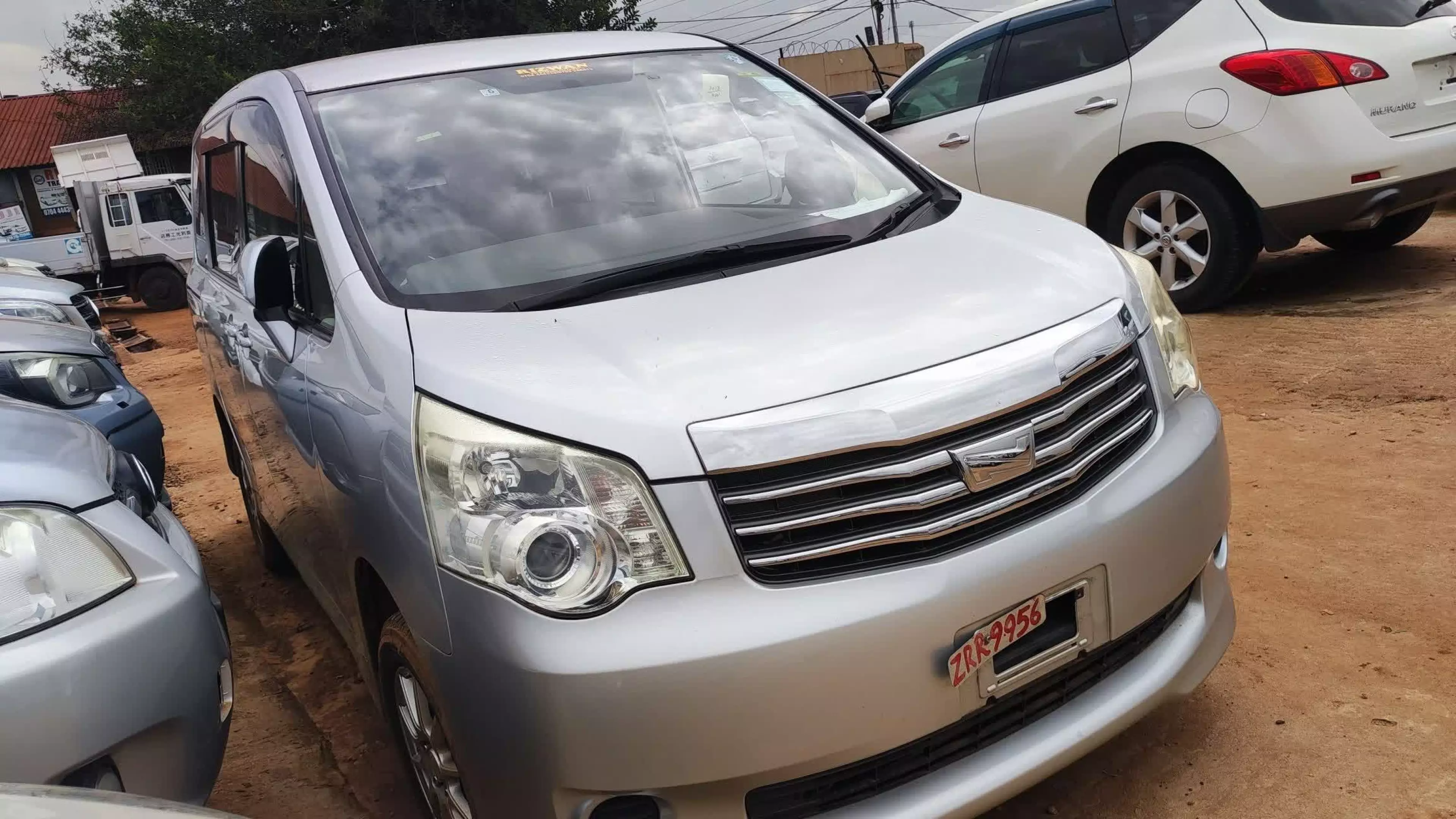 Toyota Noah - 2012