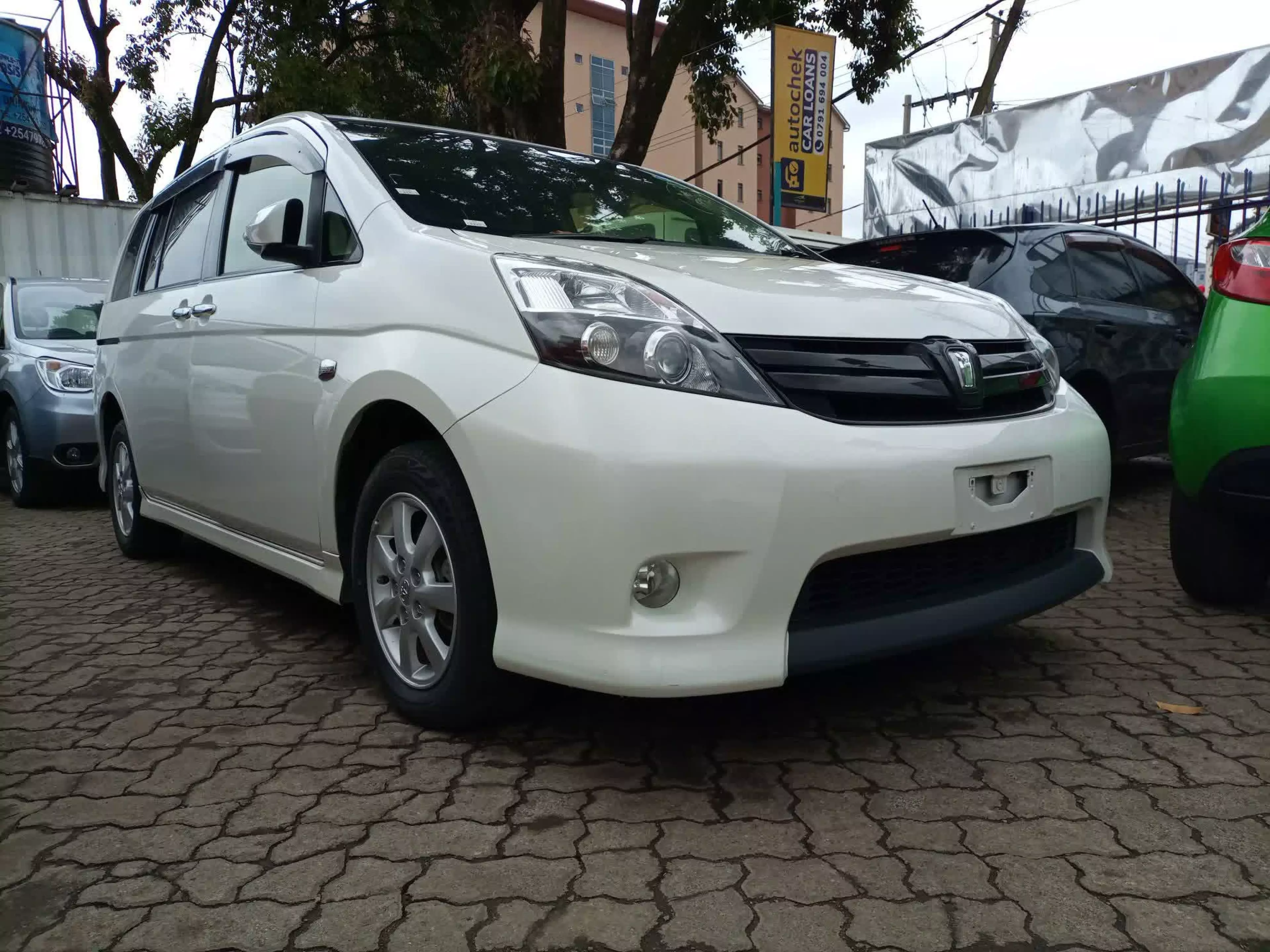 Toyota Isis  - 2015