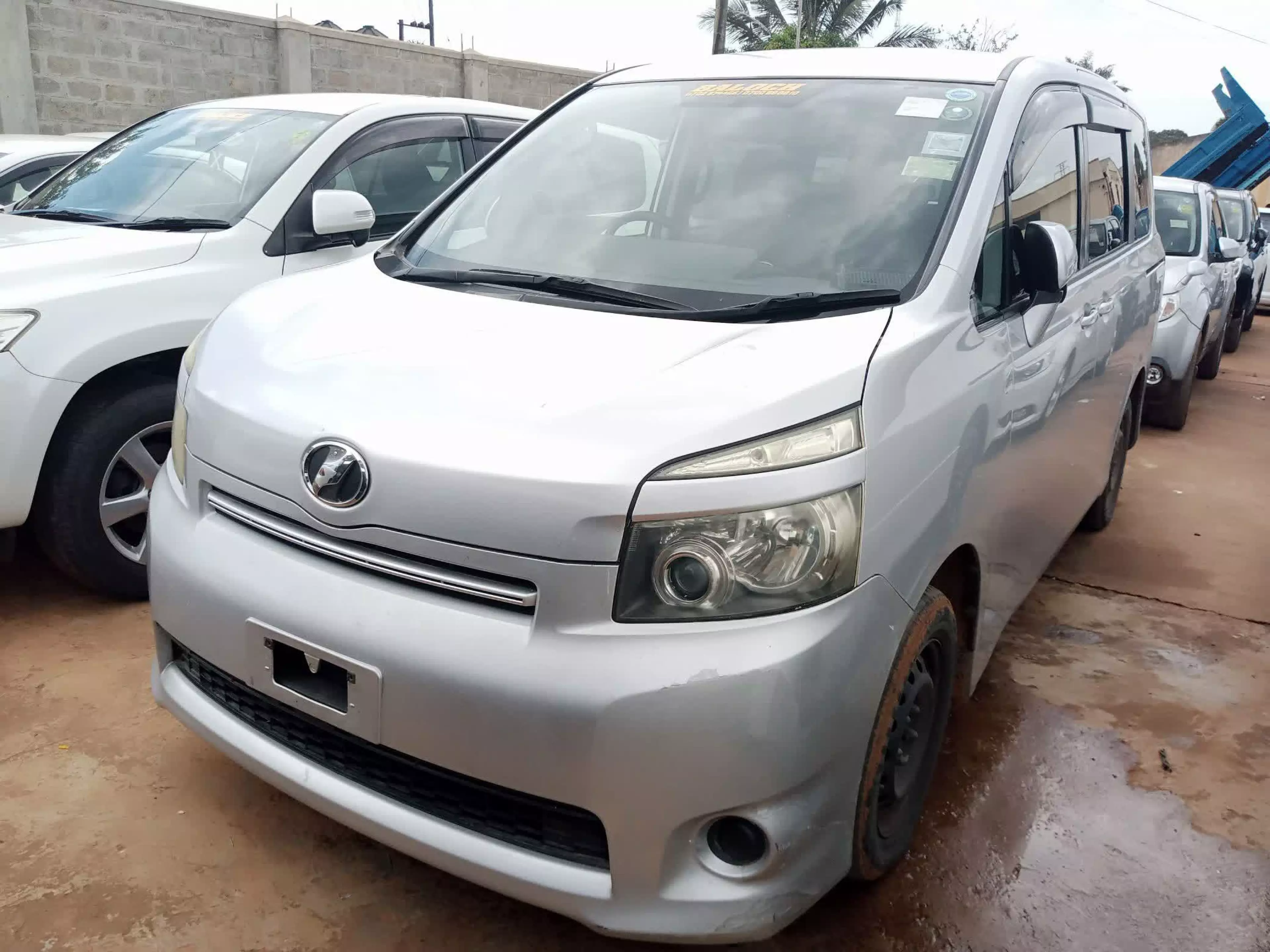 Toyota Voxy  - 2010