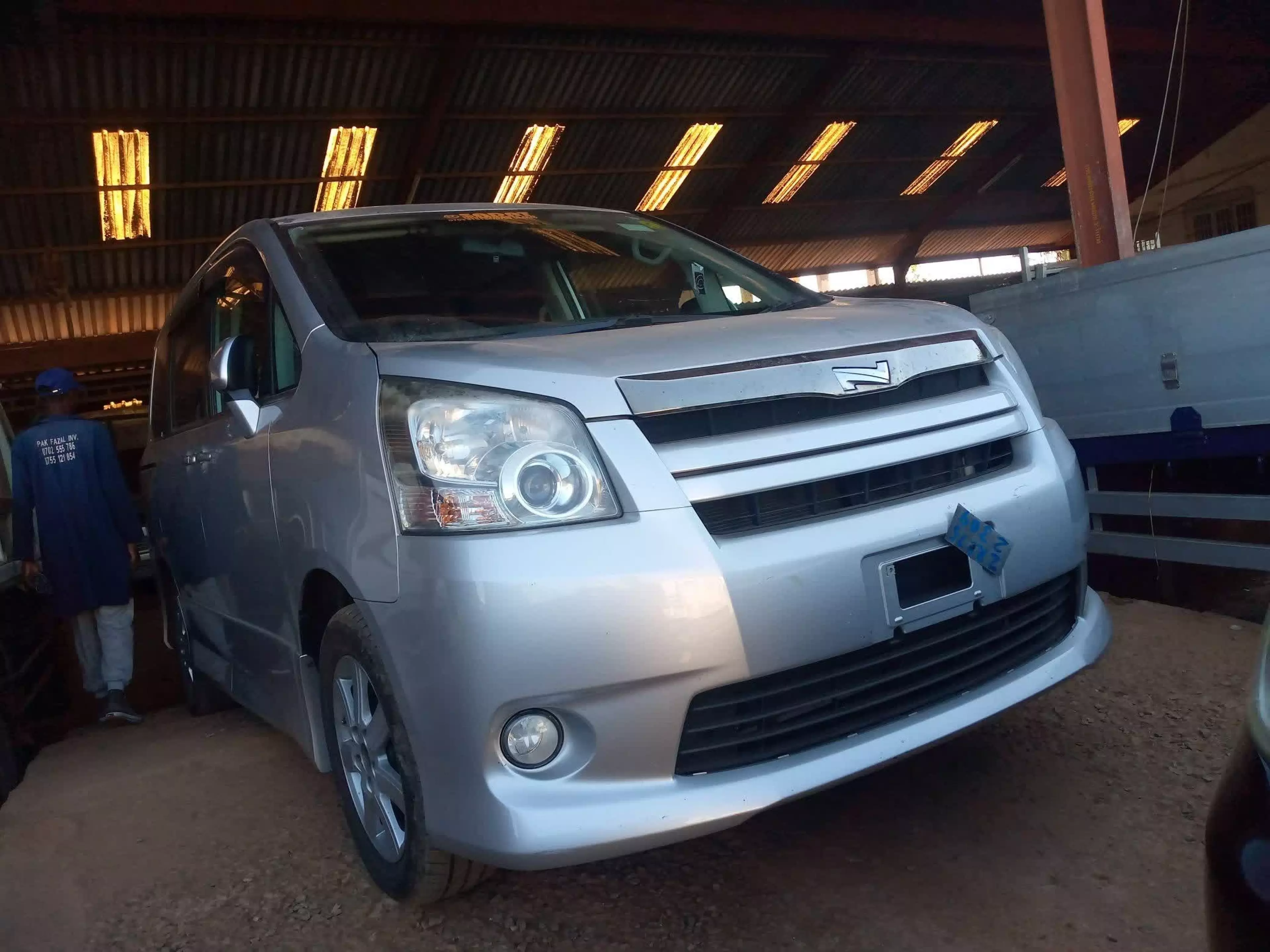 Toyota Noah - 2009