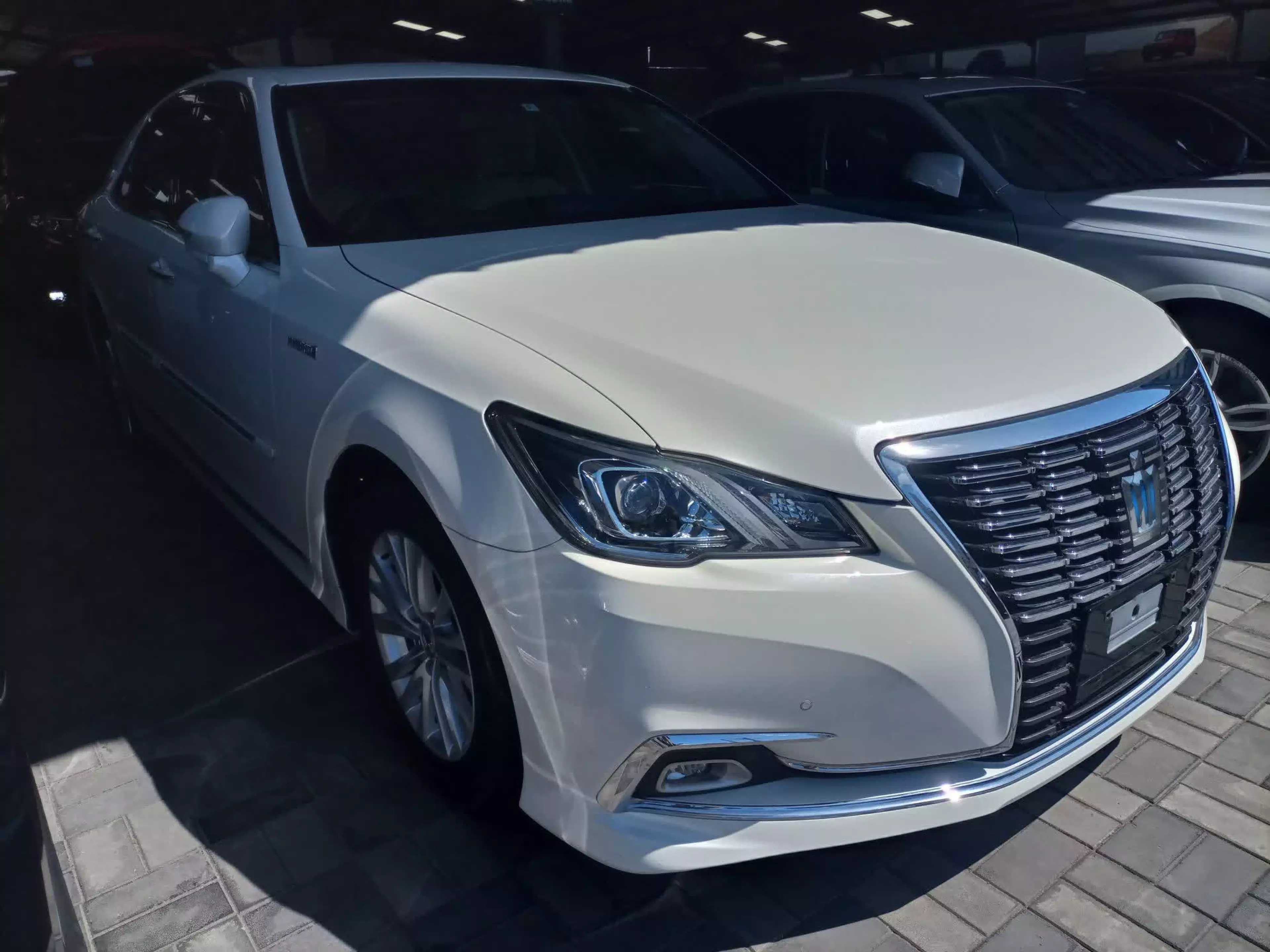 Toyota Crown Royal saloon Hybrid  - 2016